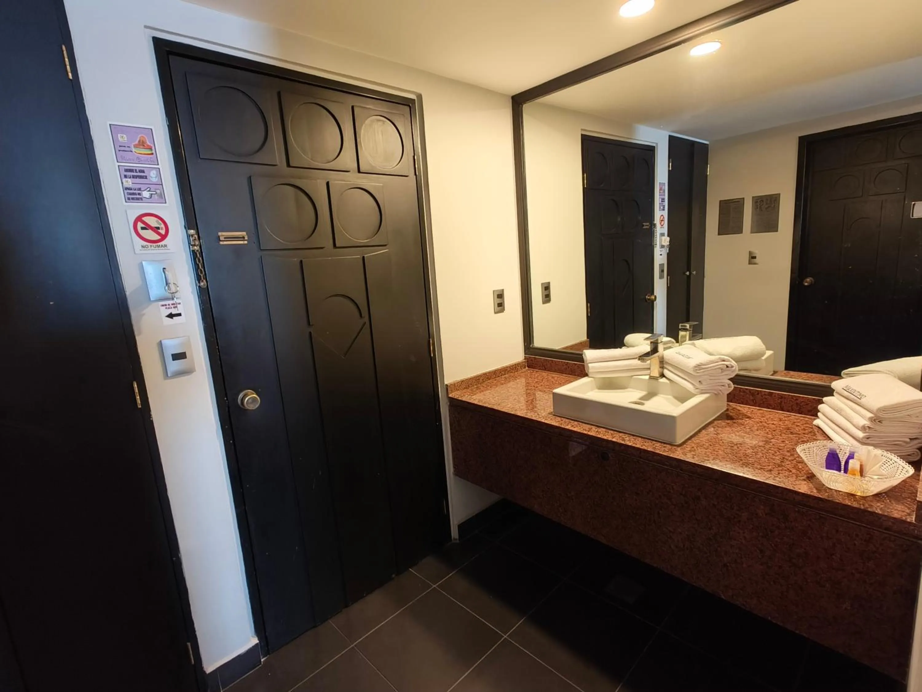 Photo of the whole room in Hotel Max