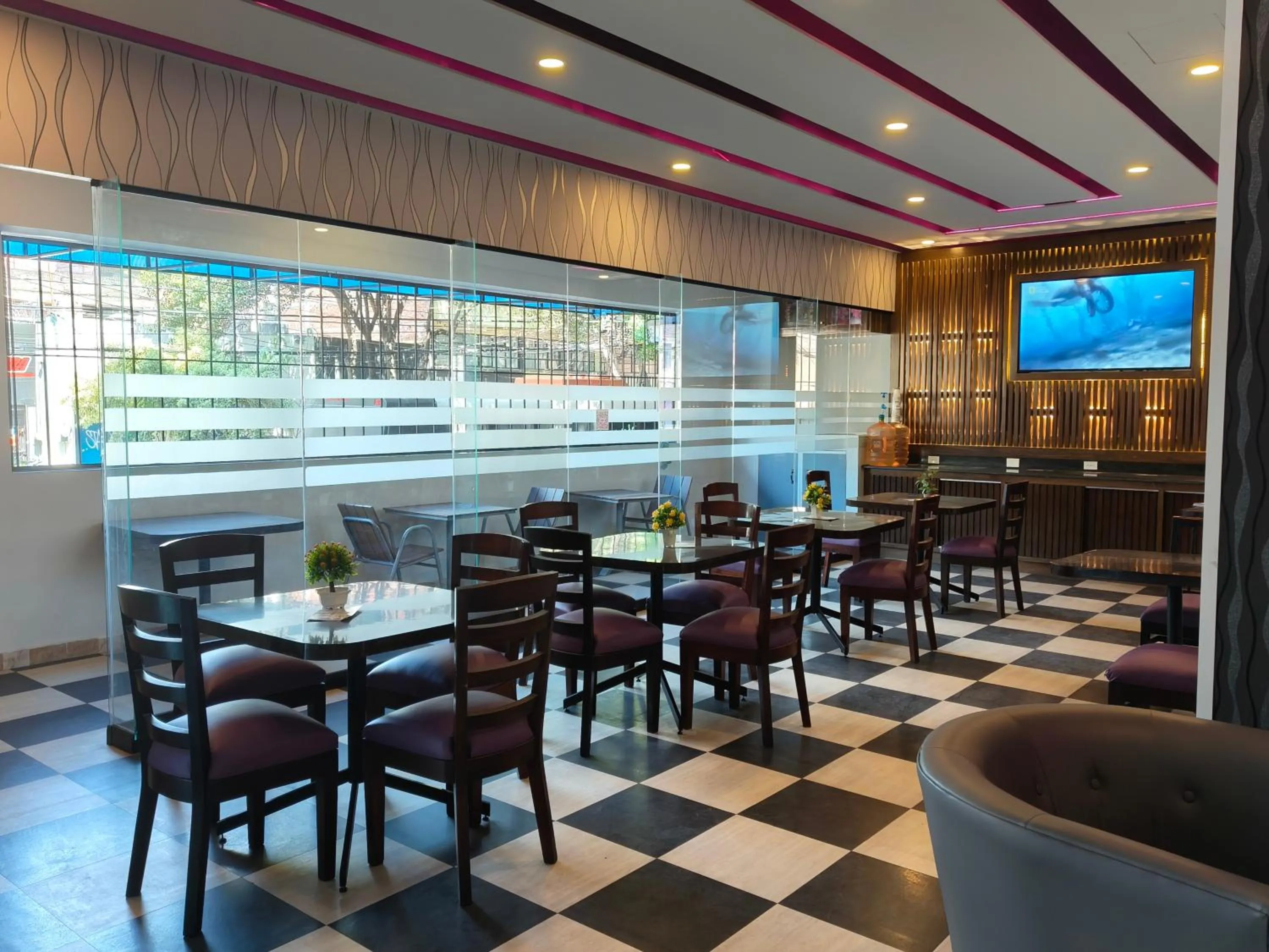 Restaurant/places to eat in Hotel Max