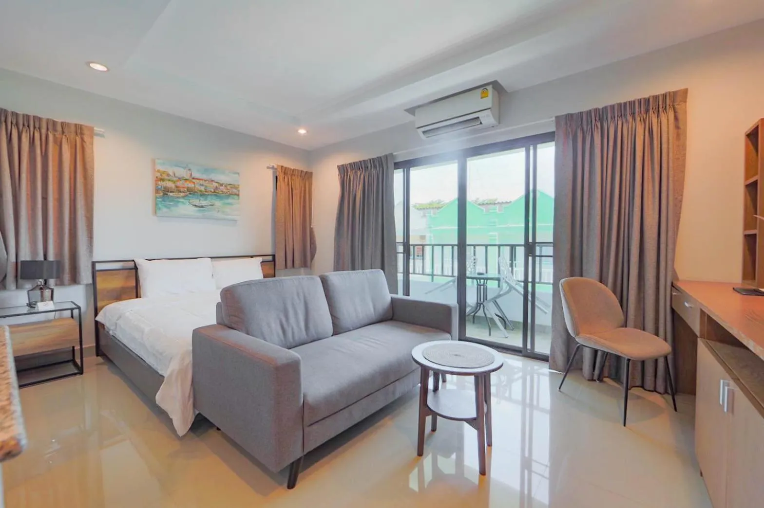 Living room, Bed in Nalanta Hotel Pattaya