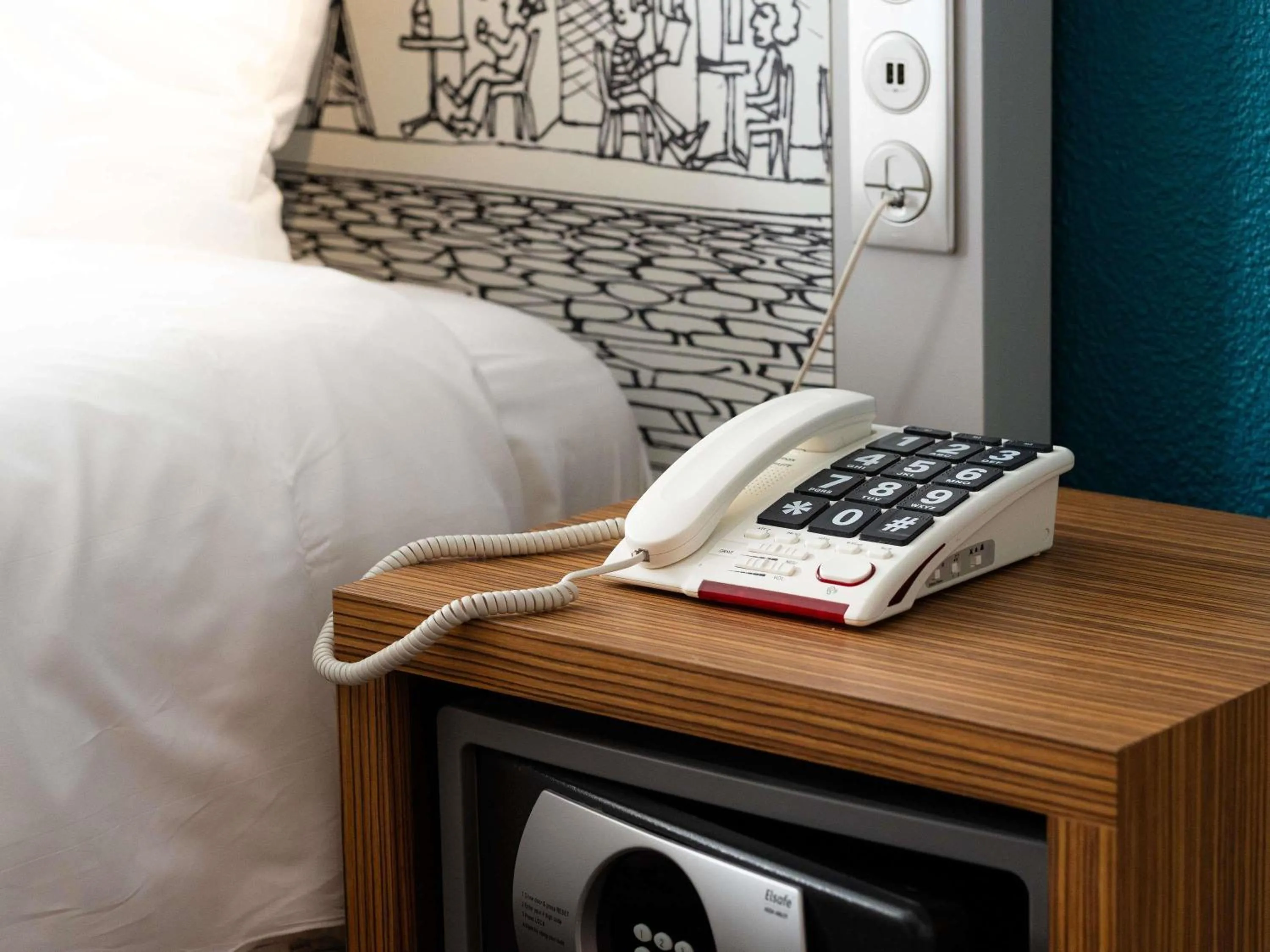 Bedroom in Hôtel Mercure Paris Centre Gare Montparnasse