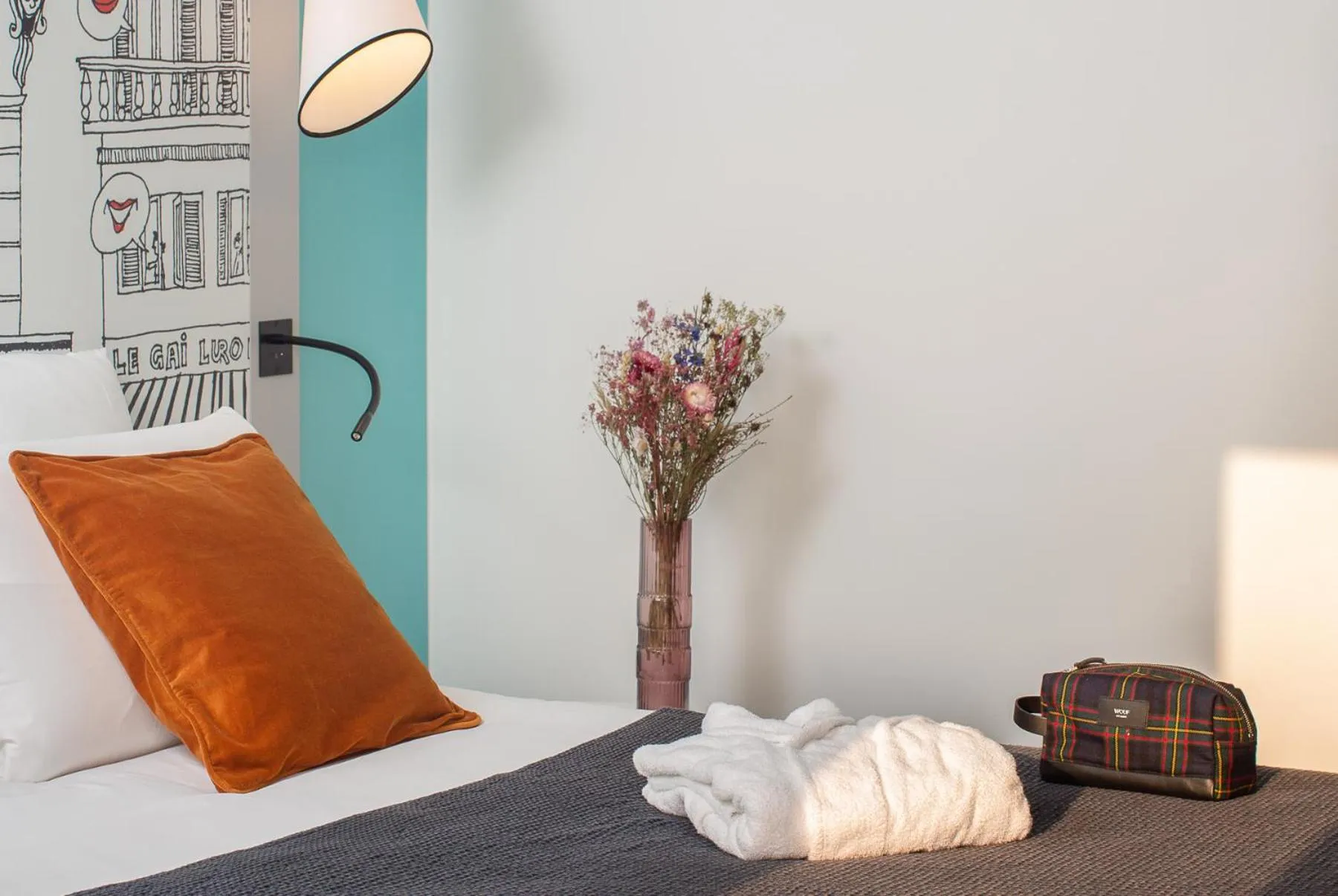 Bed in Hôtel Mercure Paris Centre Gare Montparnasse