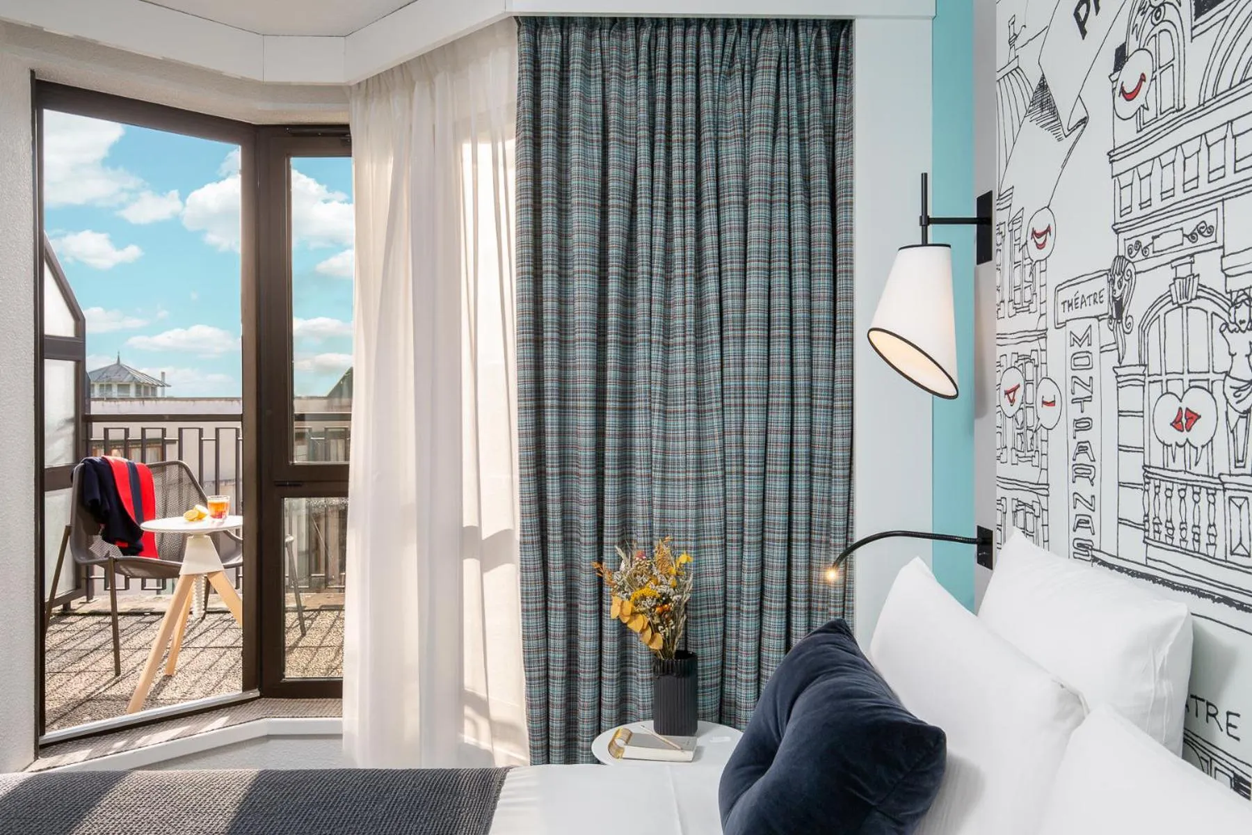 Bed in Hôtel Mercure Paris Centre Gare Montparnasse