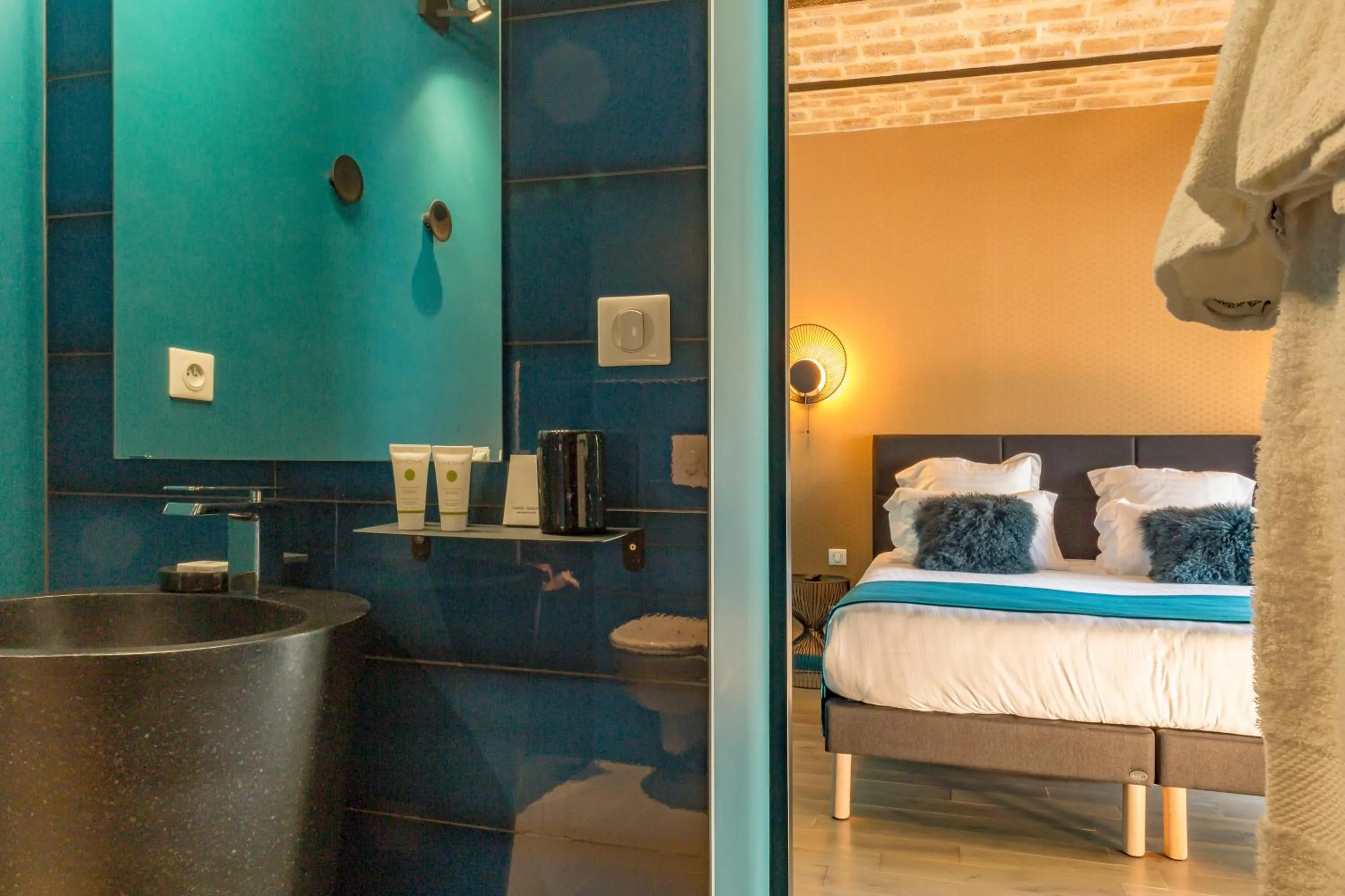 Bathroom, Bed in La Ressourçante