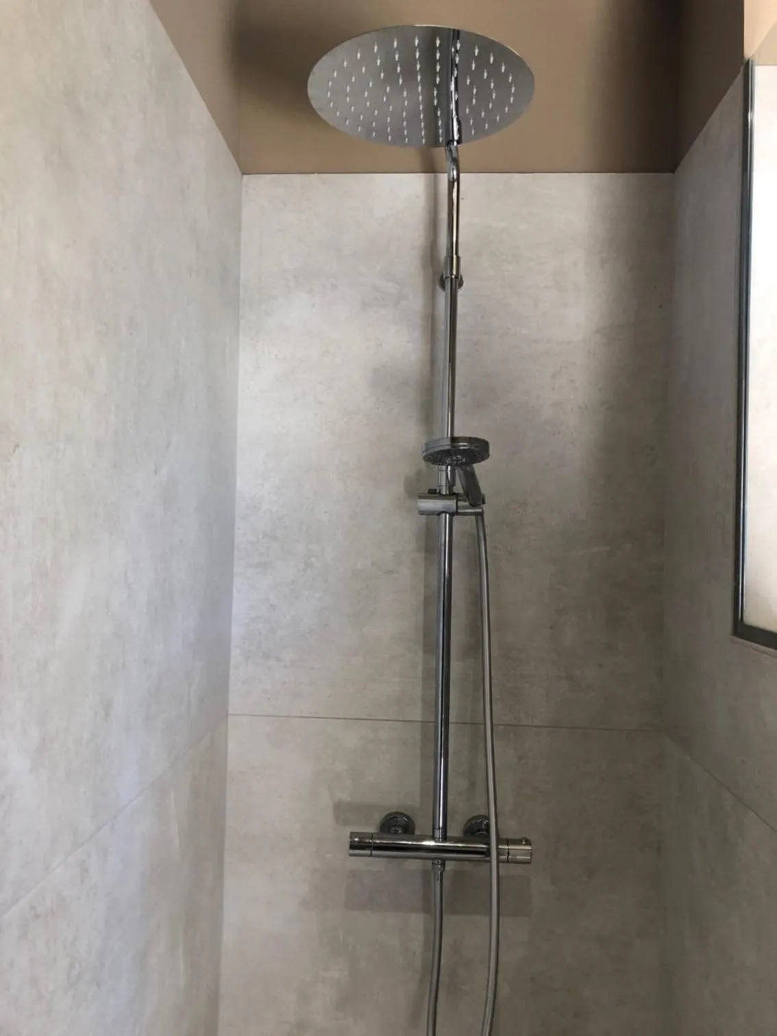 Shower in Le Mas de la Sorgue