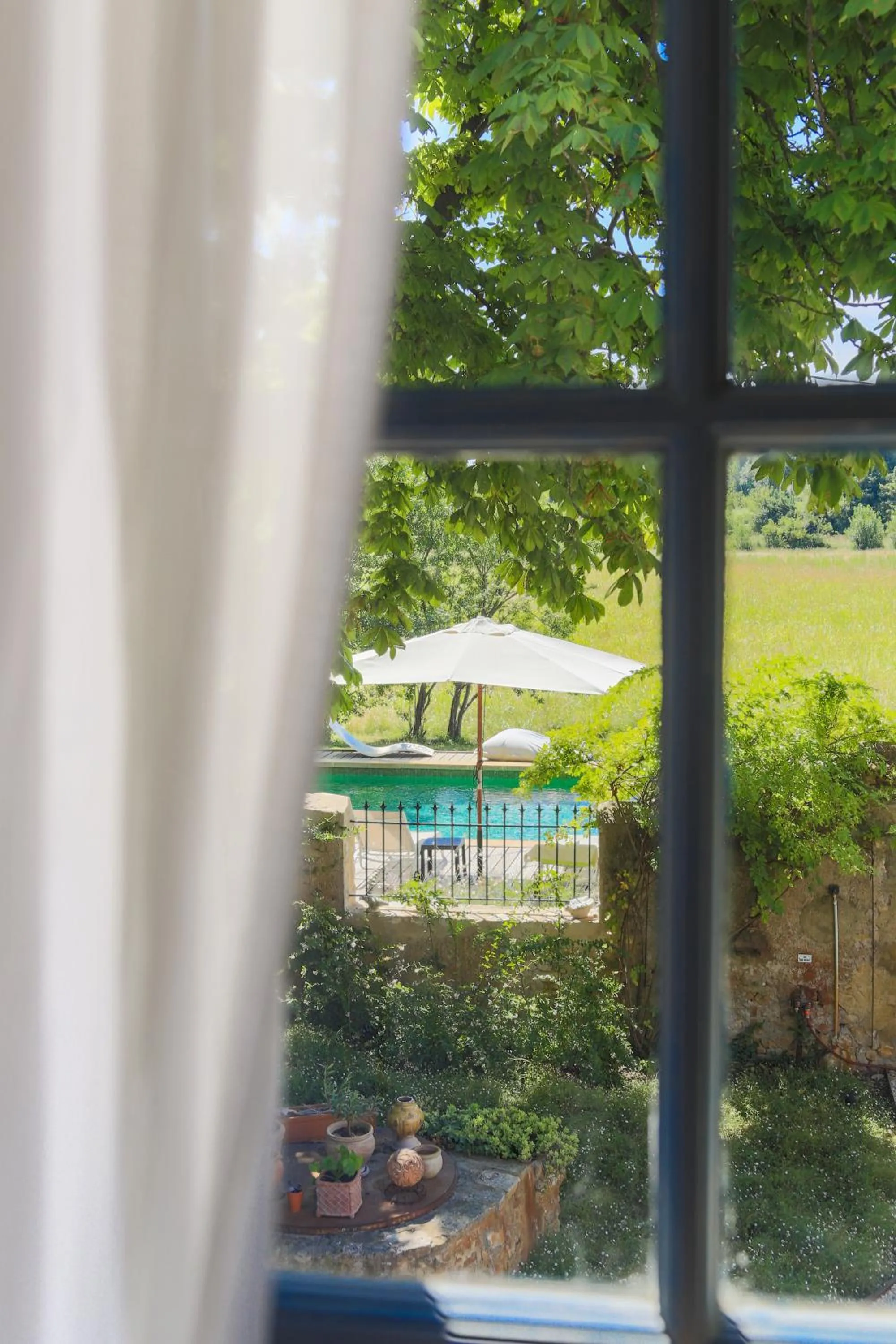 Garden view in Le Mas de la Sorgue