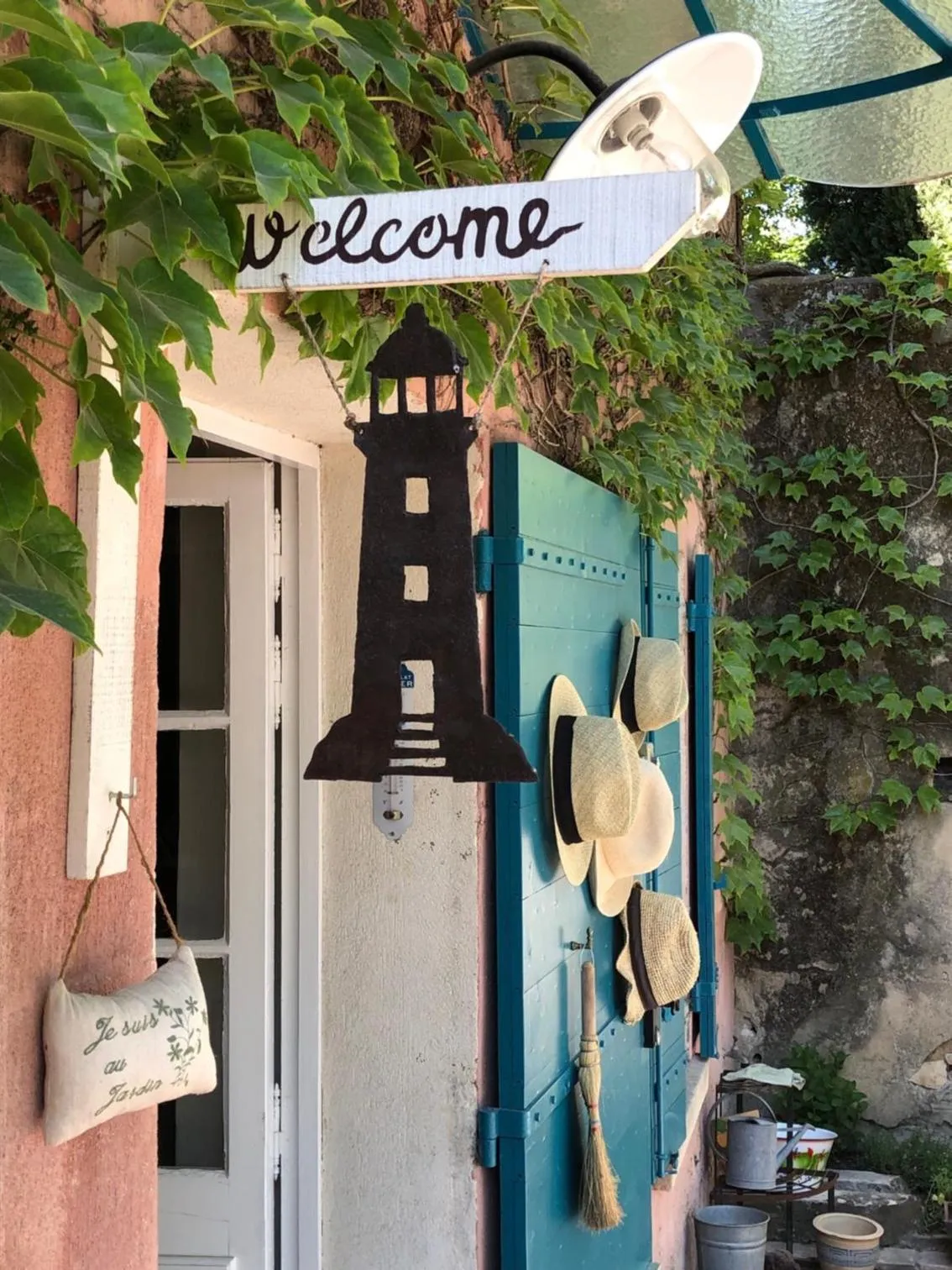 Facade/entrance in Le Mas de la Sorgue