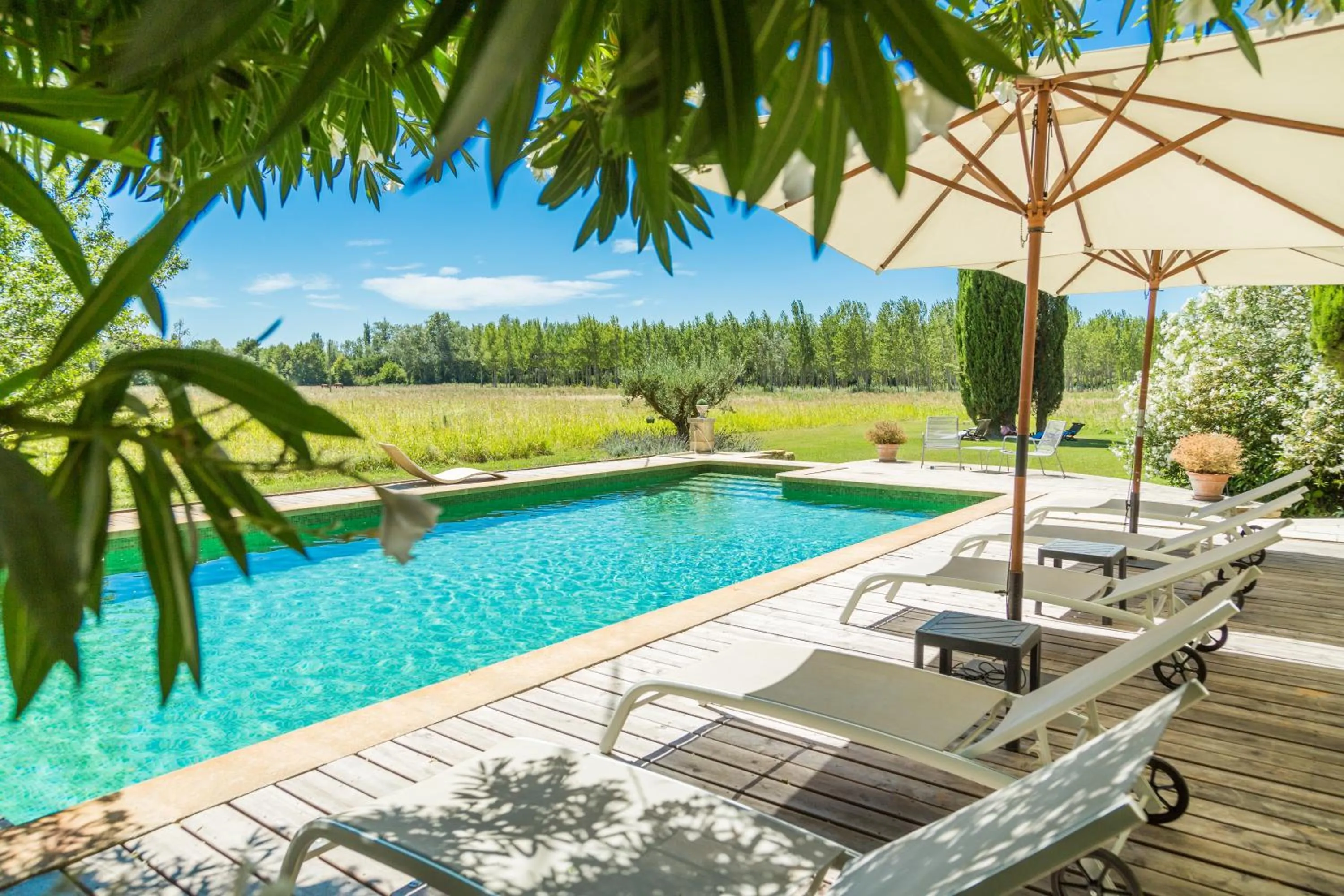 Pool view in Le Mas de la Sorgue