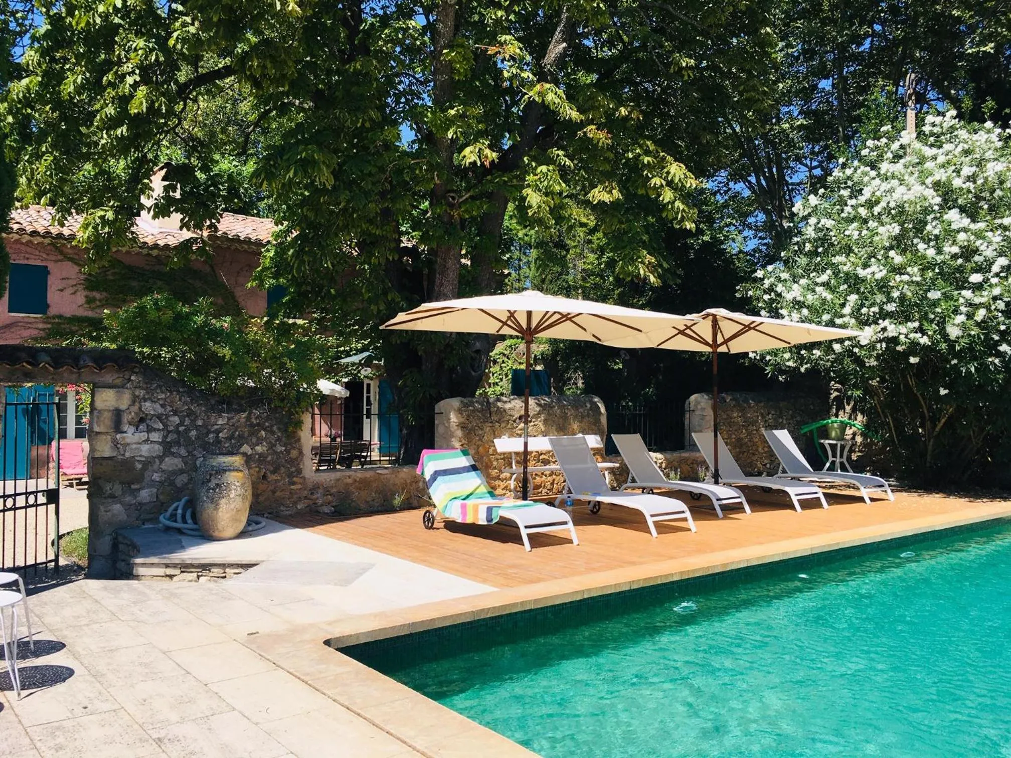 Garden view in Le Mas de la Sorgue