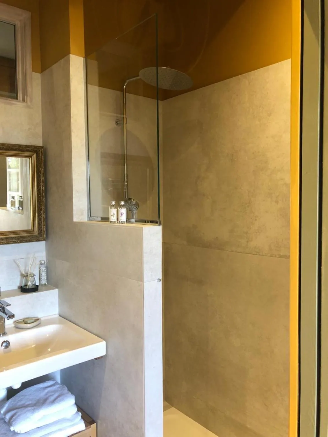 Bathroom in Le Mas de la Sorgue