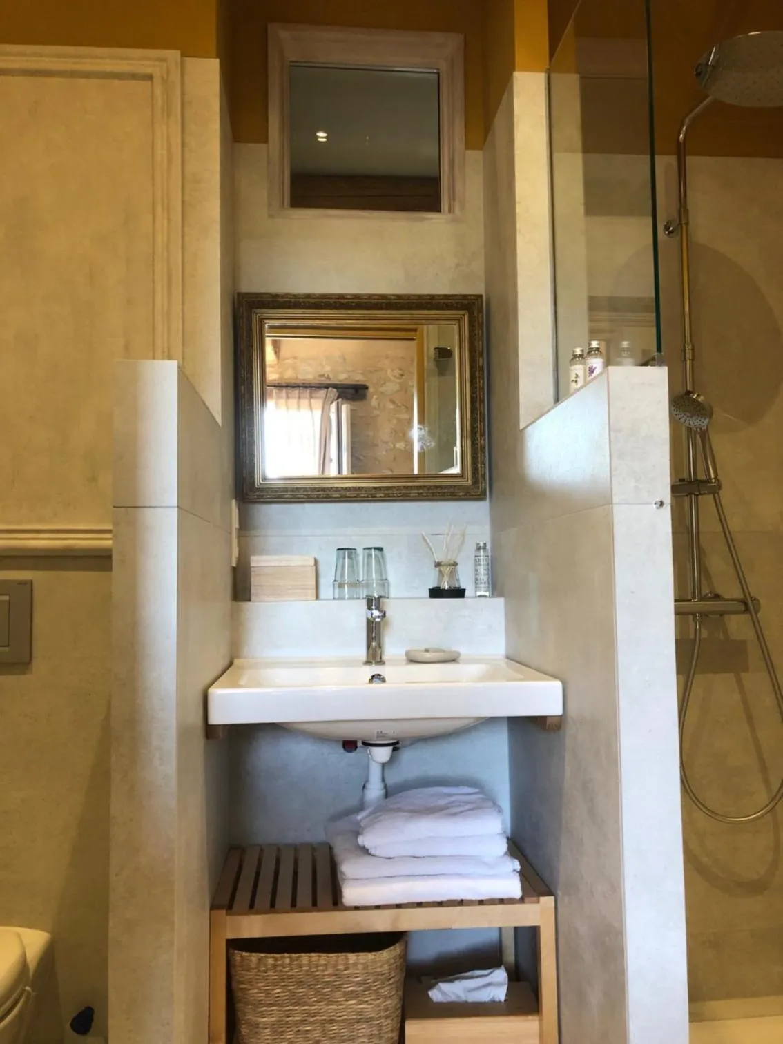 Bathroom in Le Mas de la Sorgue