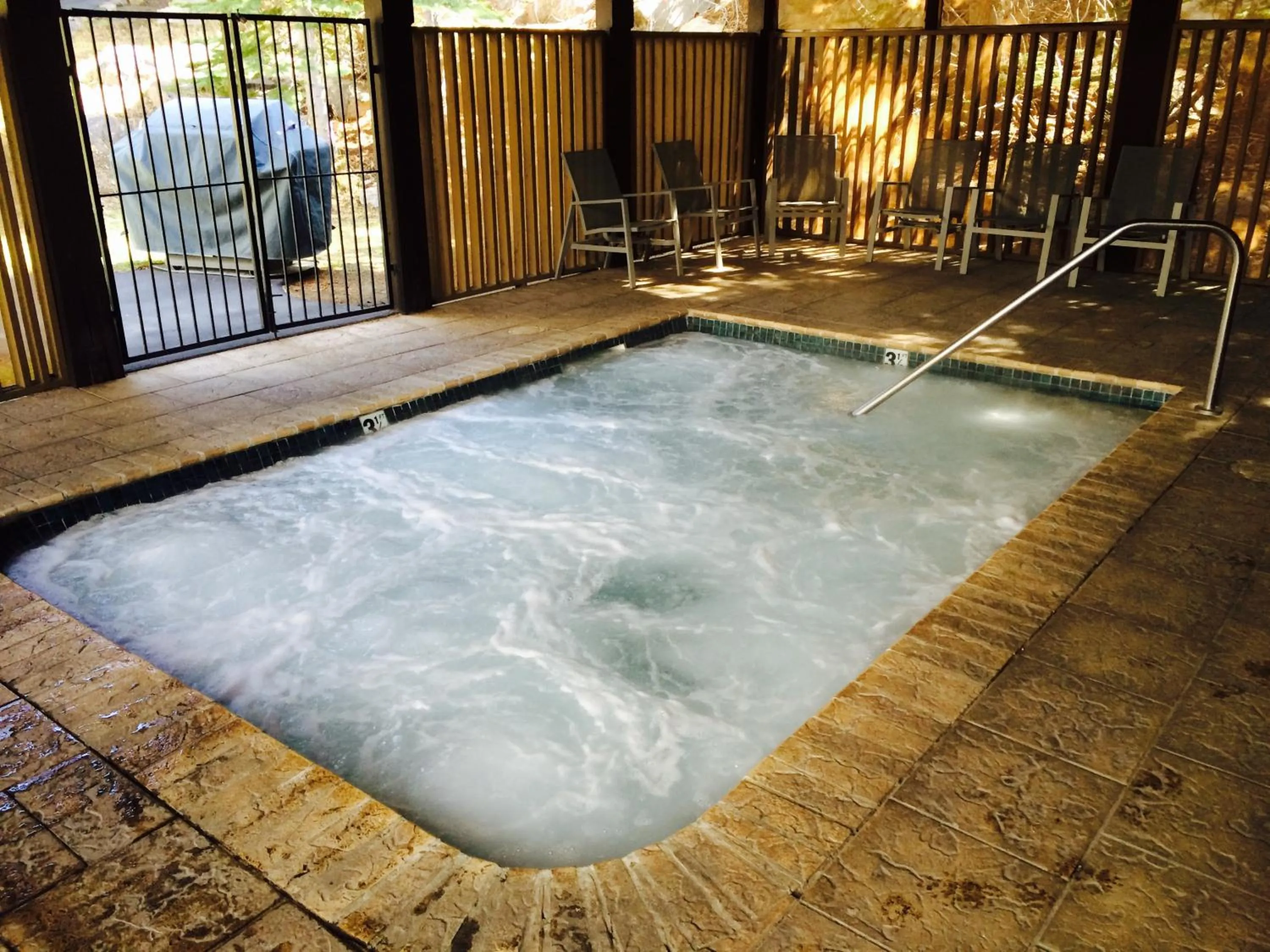 Hot Tub in Mammoth Point by 101 Great Escapes