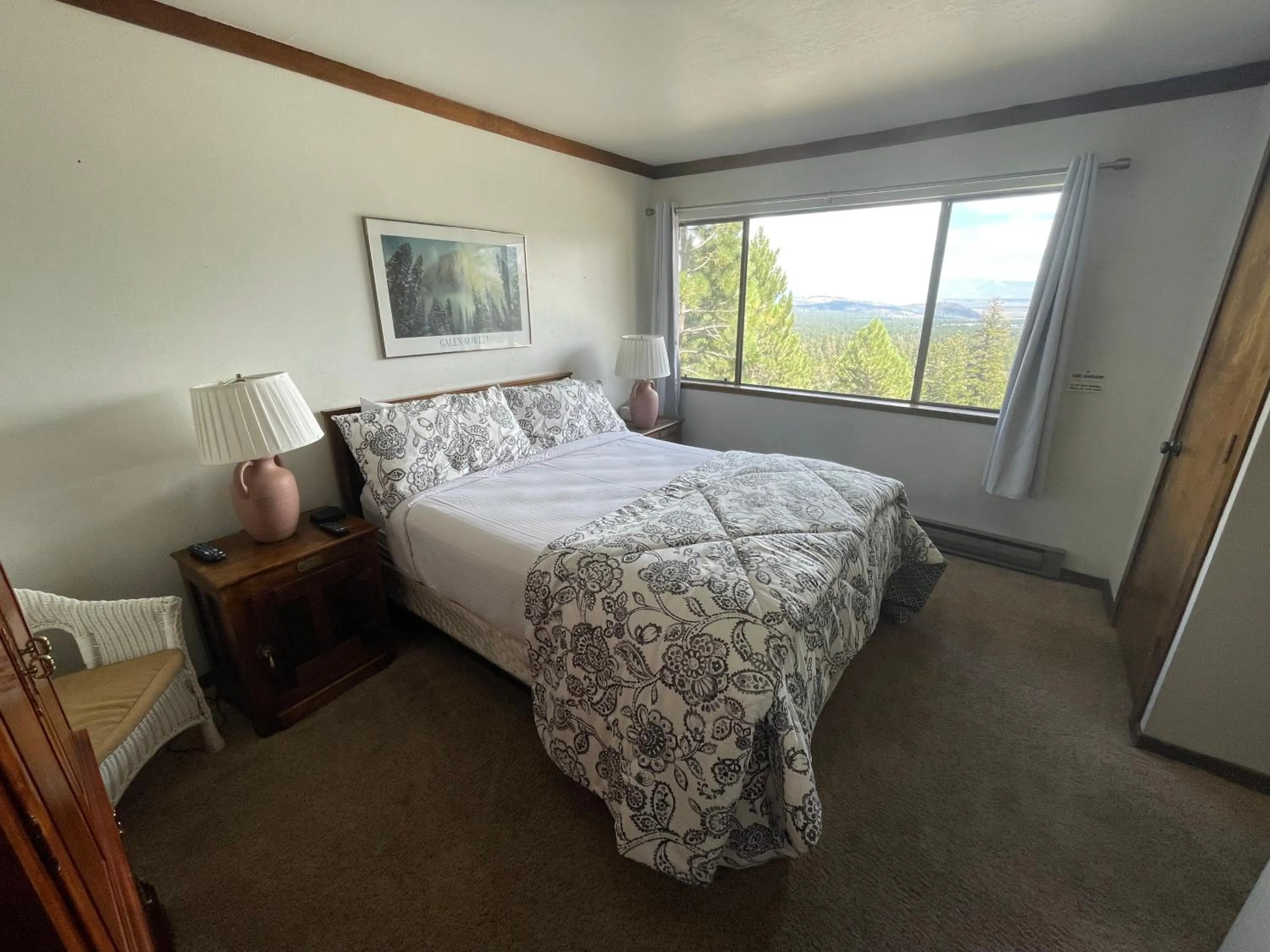 Bedroom, Bed in Mammoth Point by 101 Great Escapes
