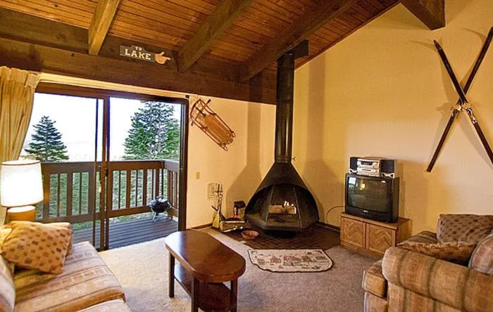 Photo of the whole room in Mammoth Point by 101 Great Escapes