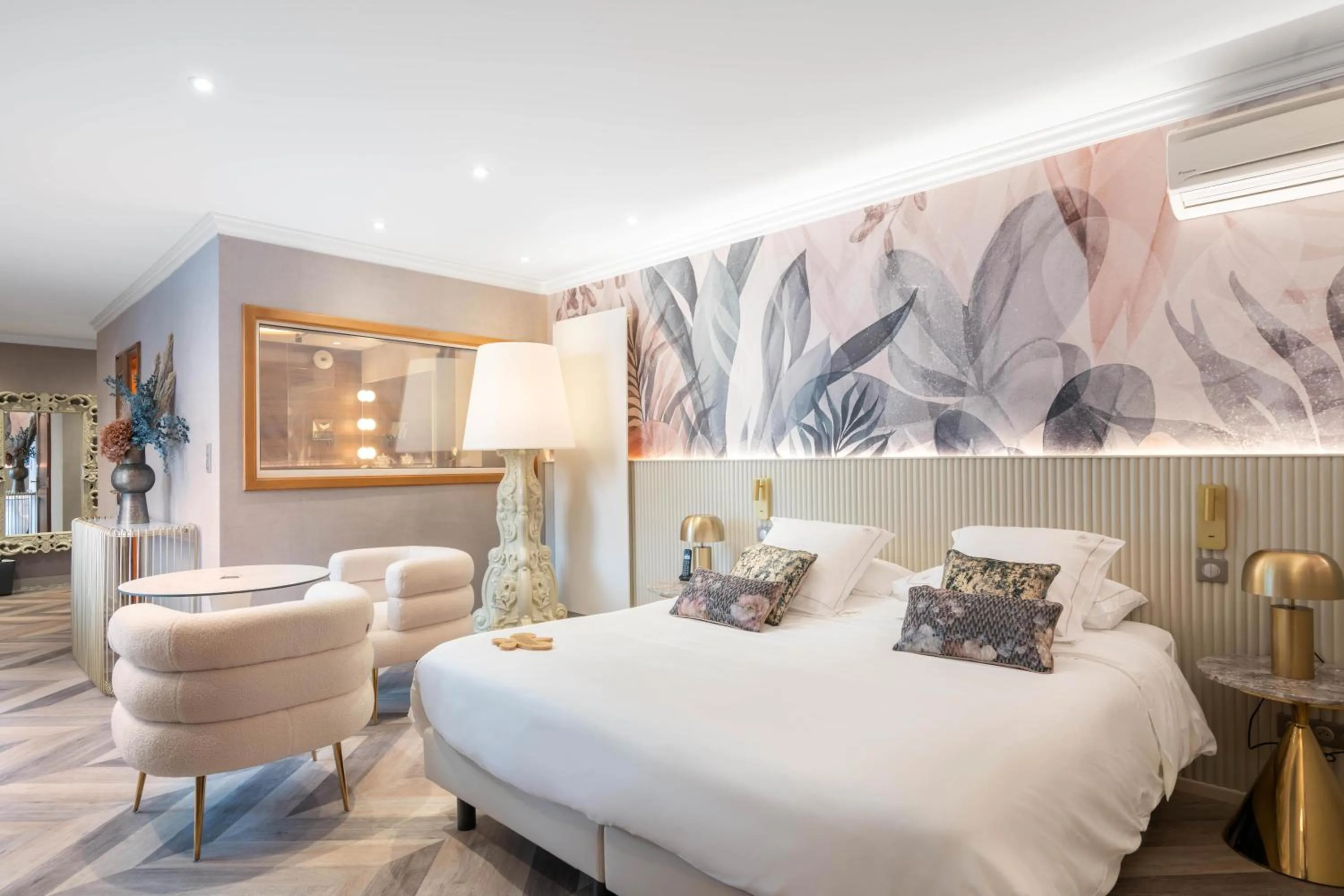 Bed in LA CHENEAUDIÈRE - Hôtel Spa - Relais & Châteaux - Restaurant étoilé