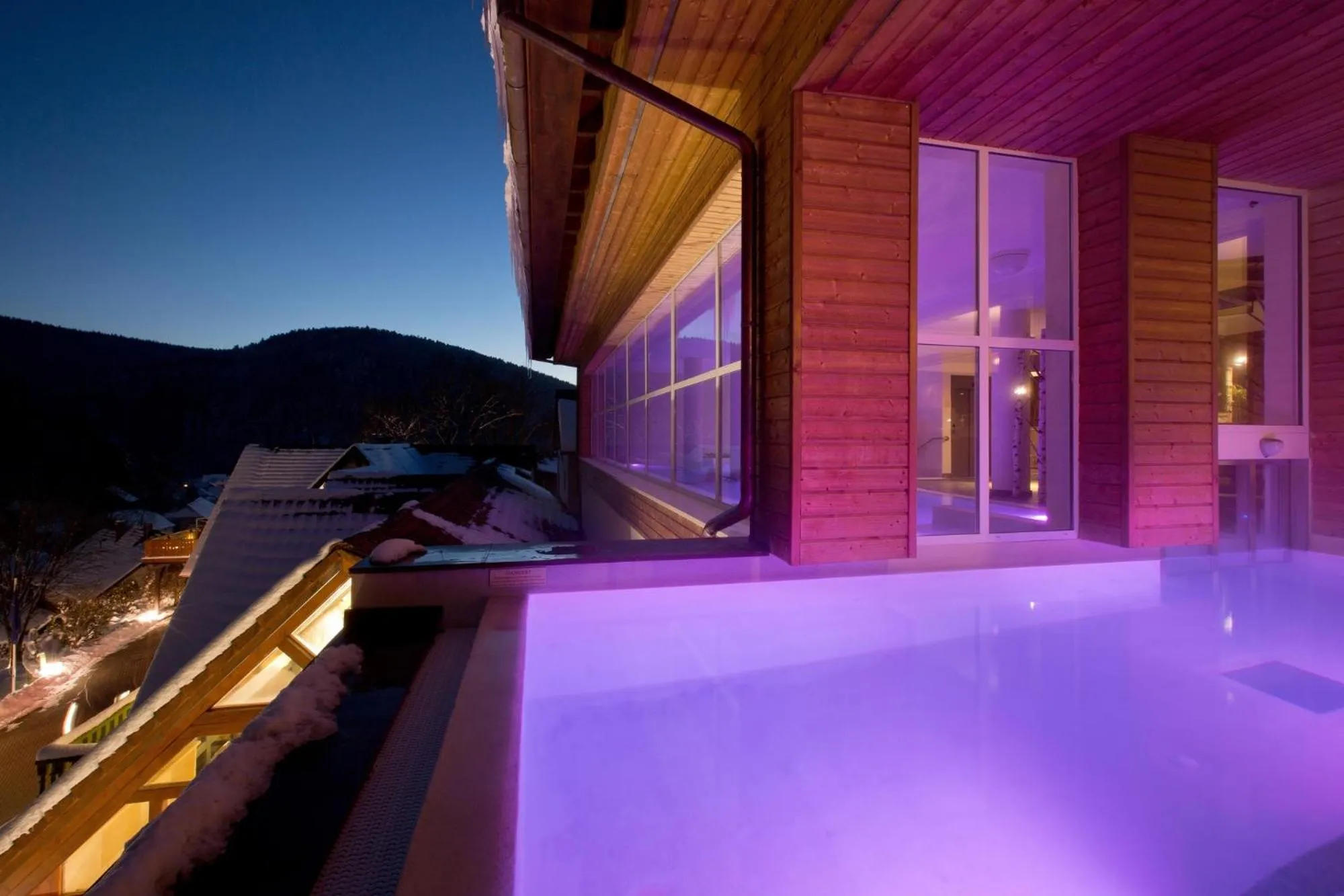 Hot Spring Bath in LA CHENEAUDIÈRE - Hôtel Spa - Relais & Châteaux - Restaurant étoilé