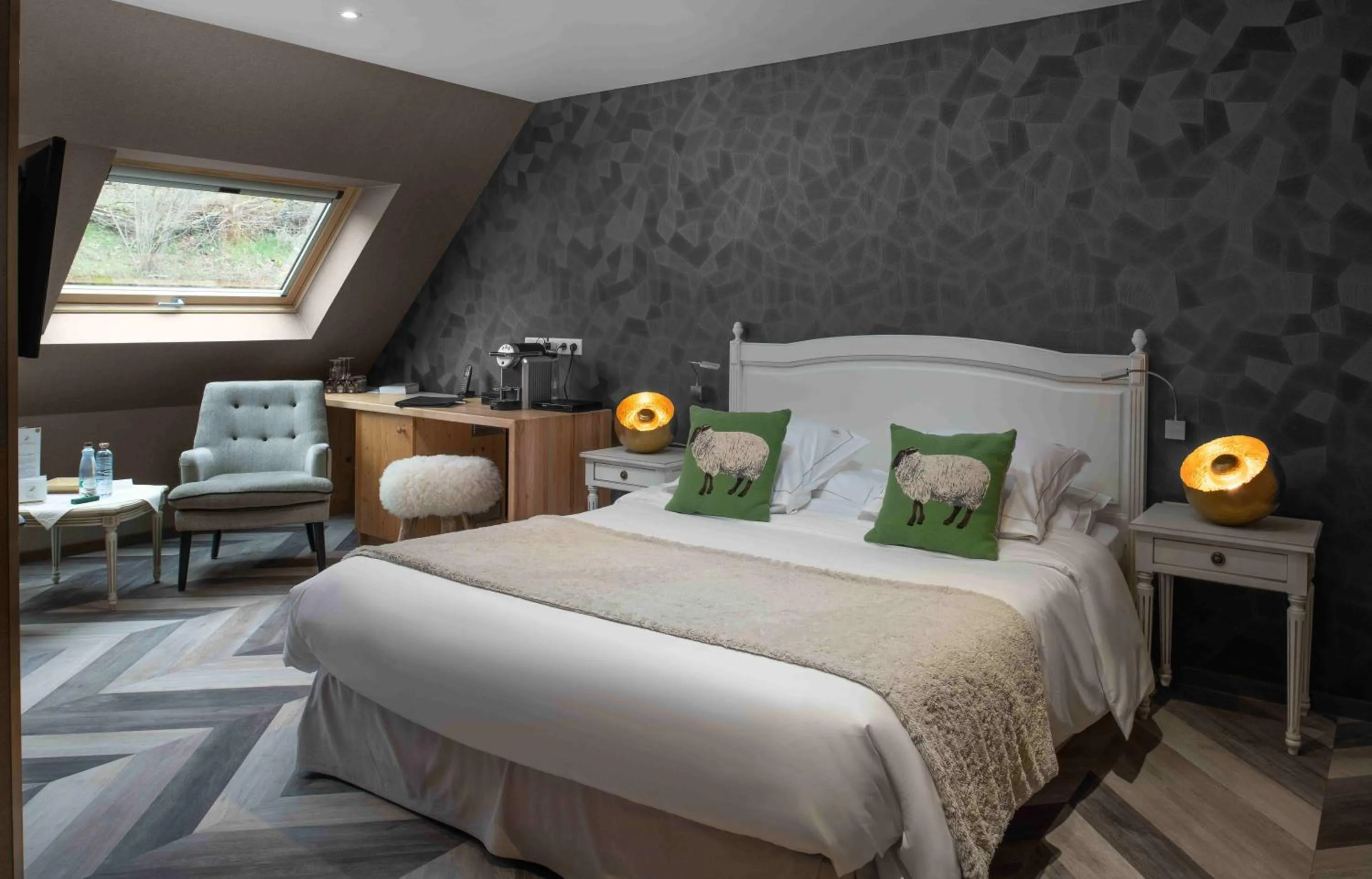 Bed in LA CHENEAUDIÈRE - Hôtel Spa - Relais & Châteaux - Restaurant étoilé