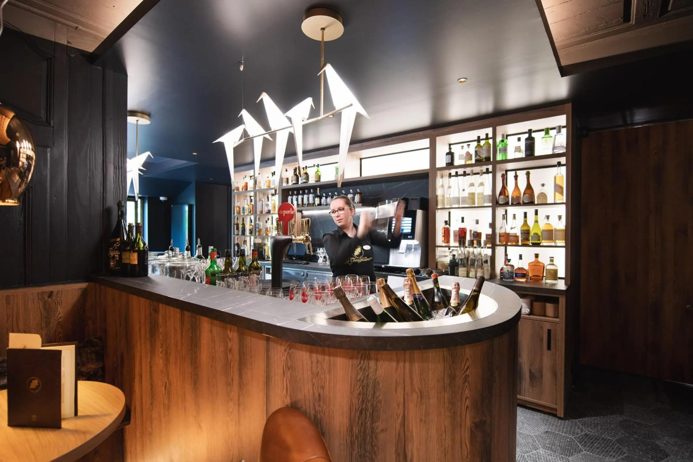 Lounge or bar in LA CHENEAUDIÈRE - Hôtel Spa - Relais & Châteaux - Restaurant étoilé