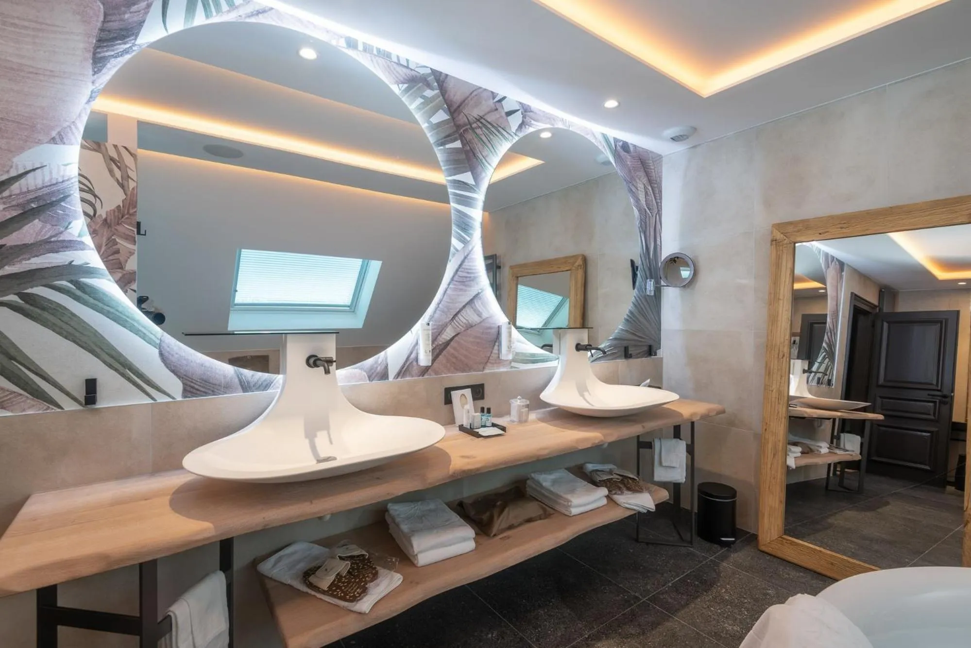 Bed in LA CHENEAUDIÈRE - Hôtel Spa - Relais & Châteaux - Restaurant étoilé