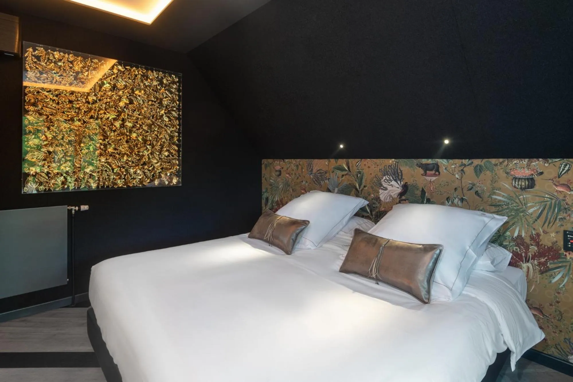 Bed in LA CHENEAUDIÈRE - Hôtel Spa - Relais & Châteaux - Restaurant étoilé