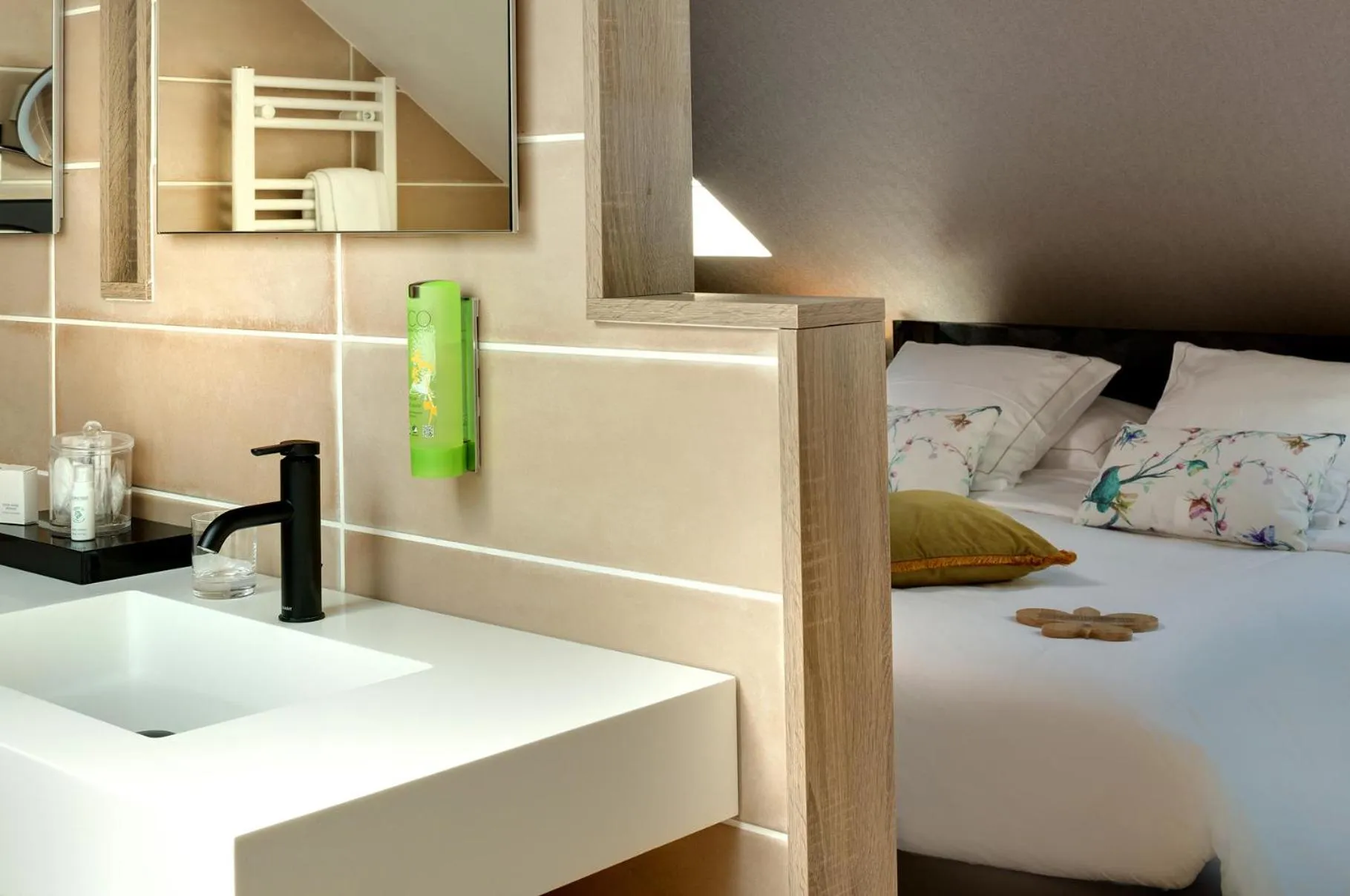 Bed in LA CHENEAUDIÈRE - Hôtel Spa - Relais & Châteaux - Restaurant étoilé