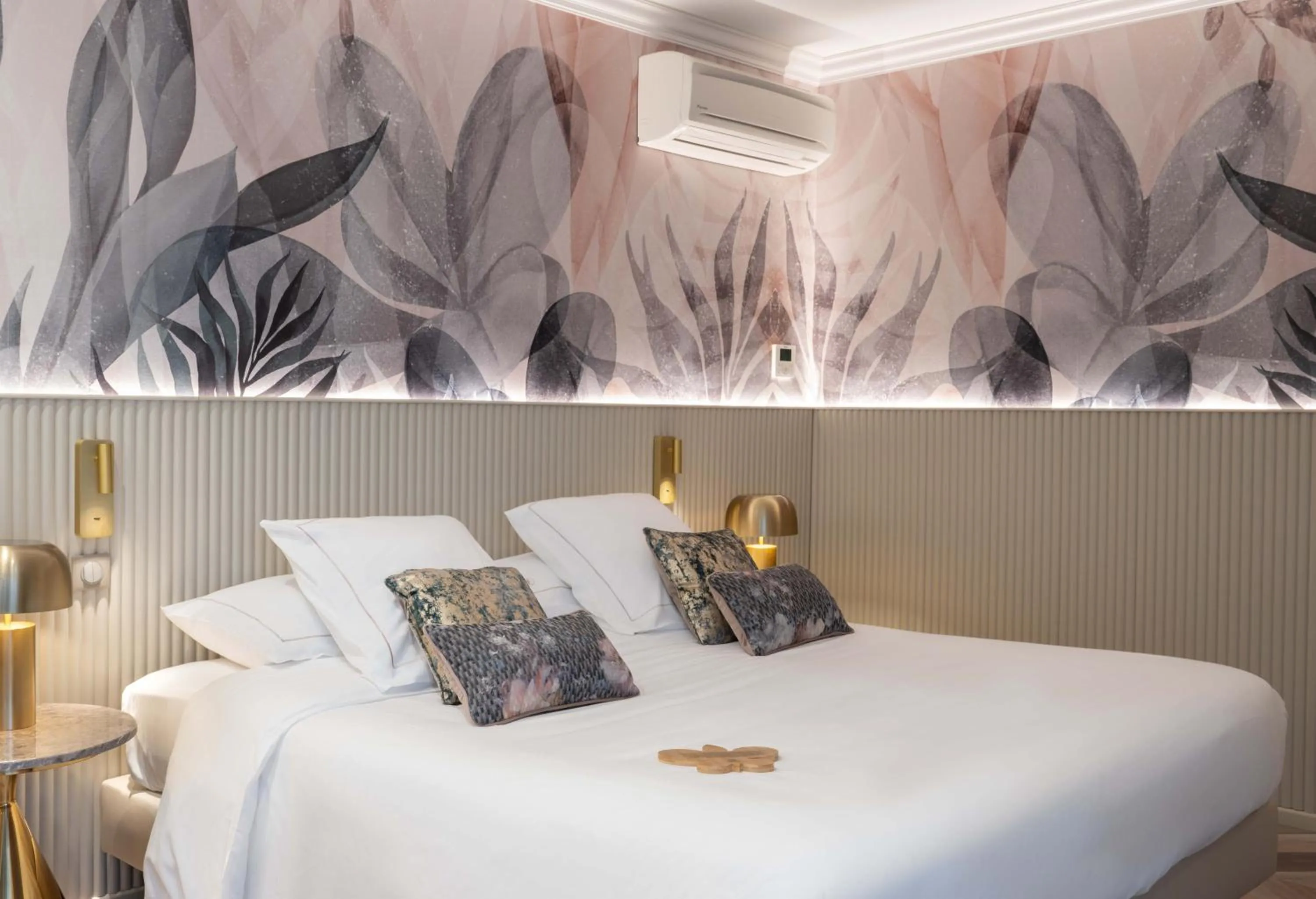 Bed in LA CHENEAUDIÈRE - Hôtel Spa - Relais & Châteaux - Restaurant étoilé