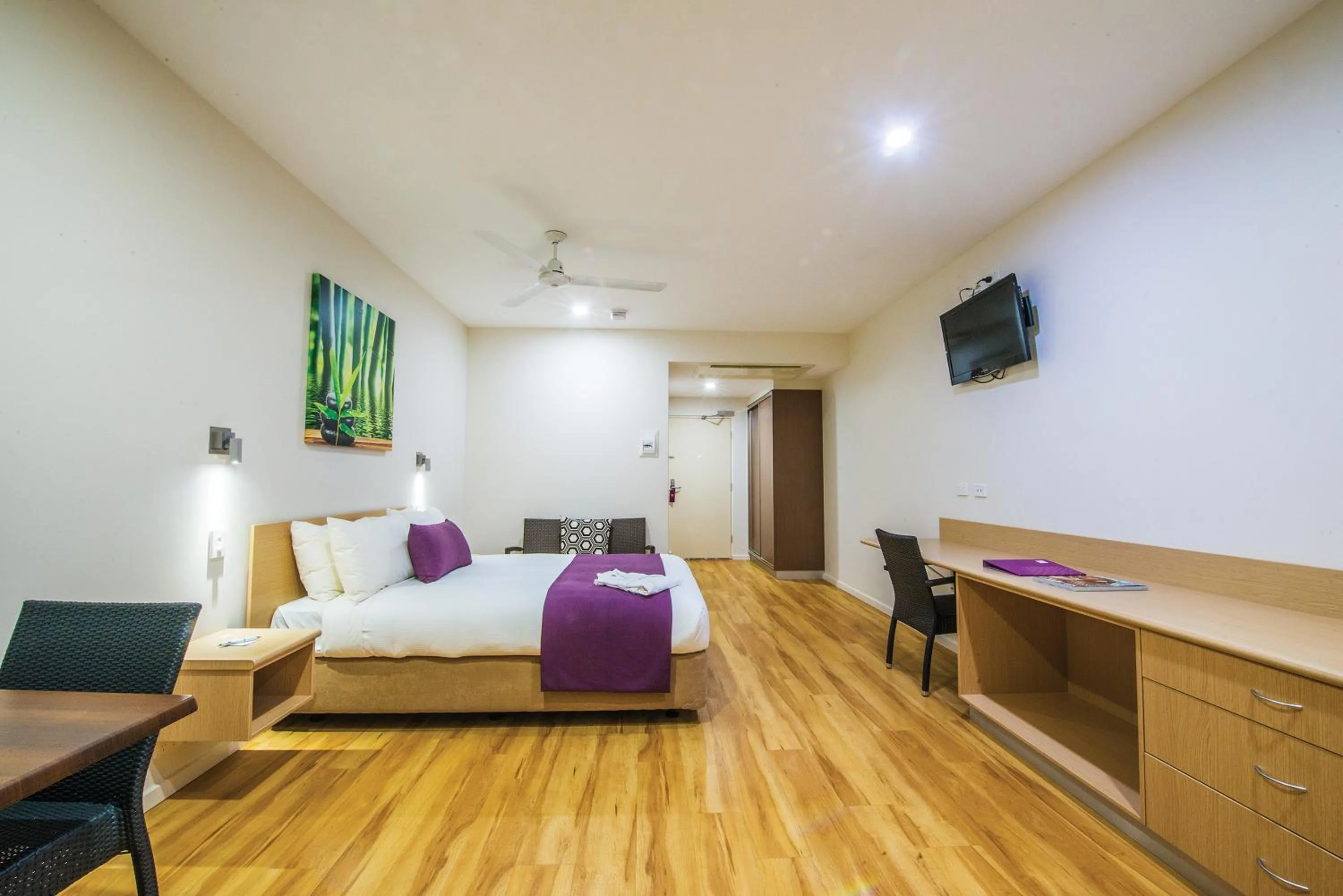 Bedroom, Bed in Club Tropical Resort Darwin