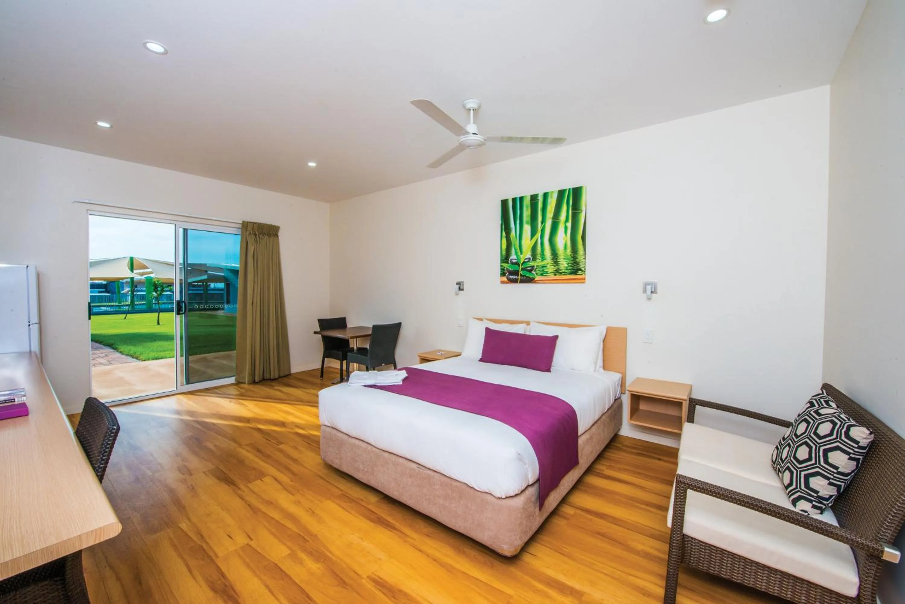 Bedroom, Bed in Club Tropical Resort Darwin