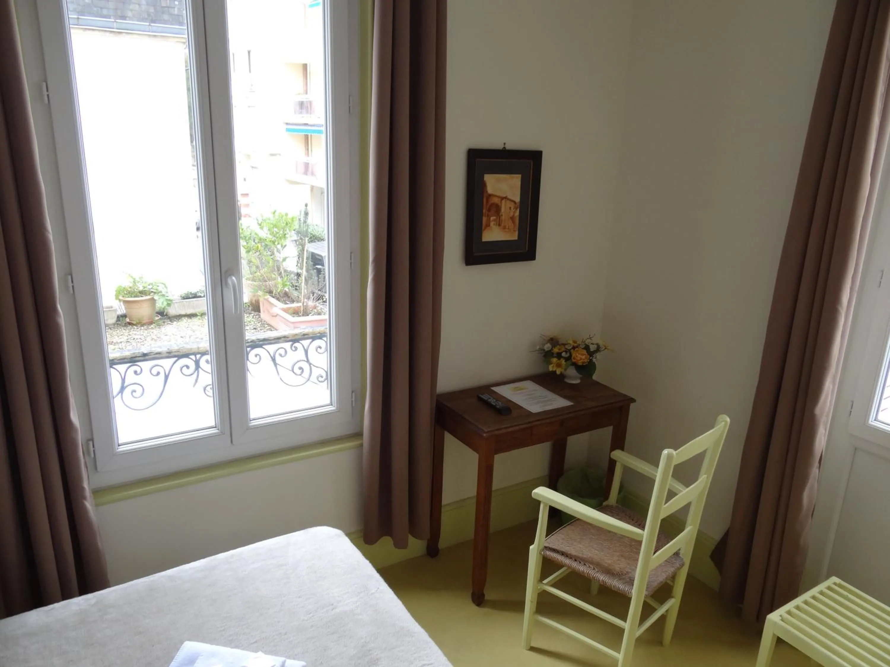 Bedroom, Bed in Hotel California