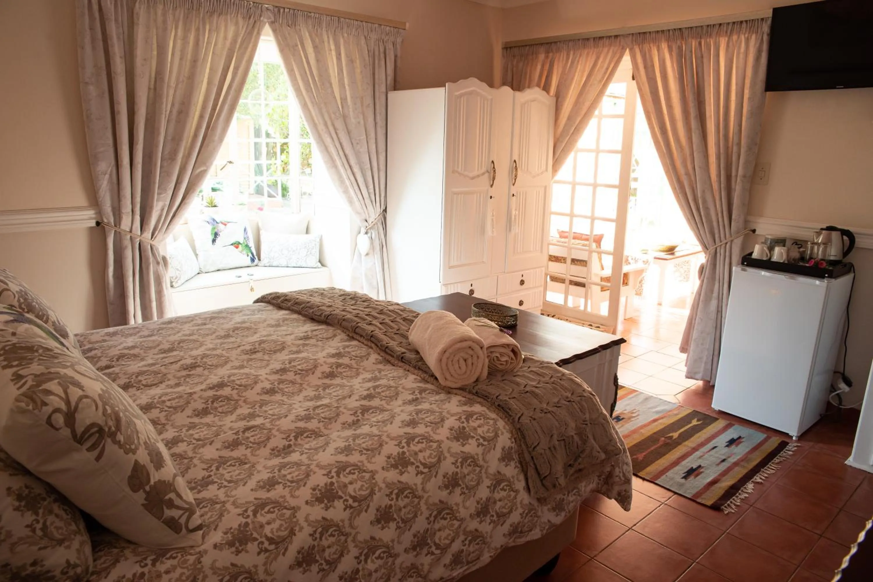 Photo of the whole room, Bed in Roses and Pebbles B & B Guest House