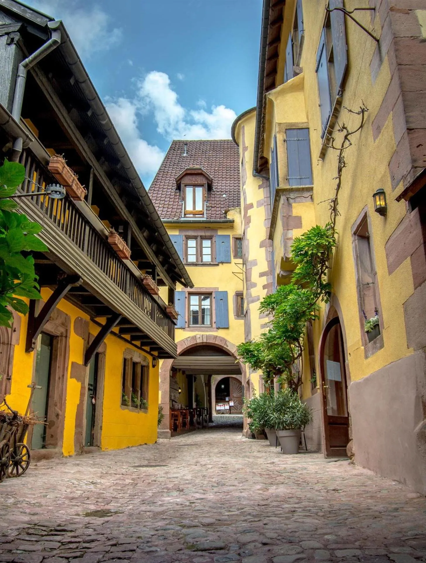 Inner courtyard view in Hôtel De La Couronne