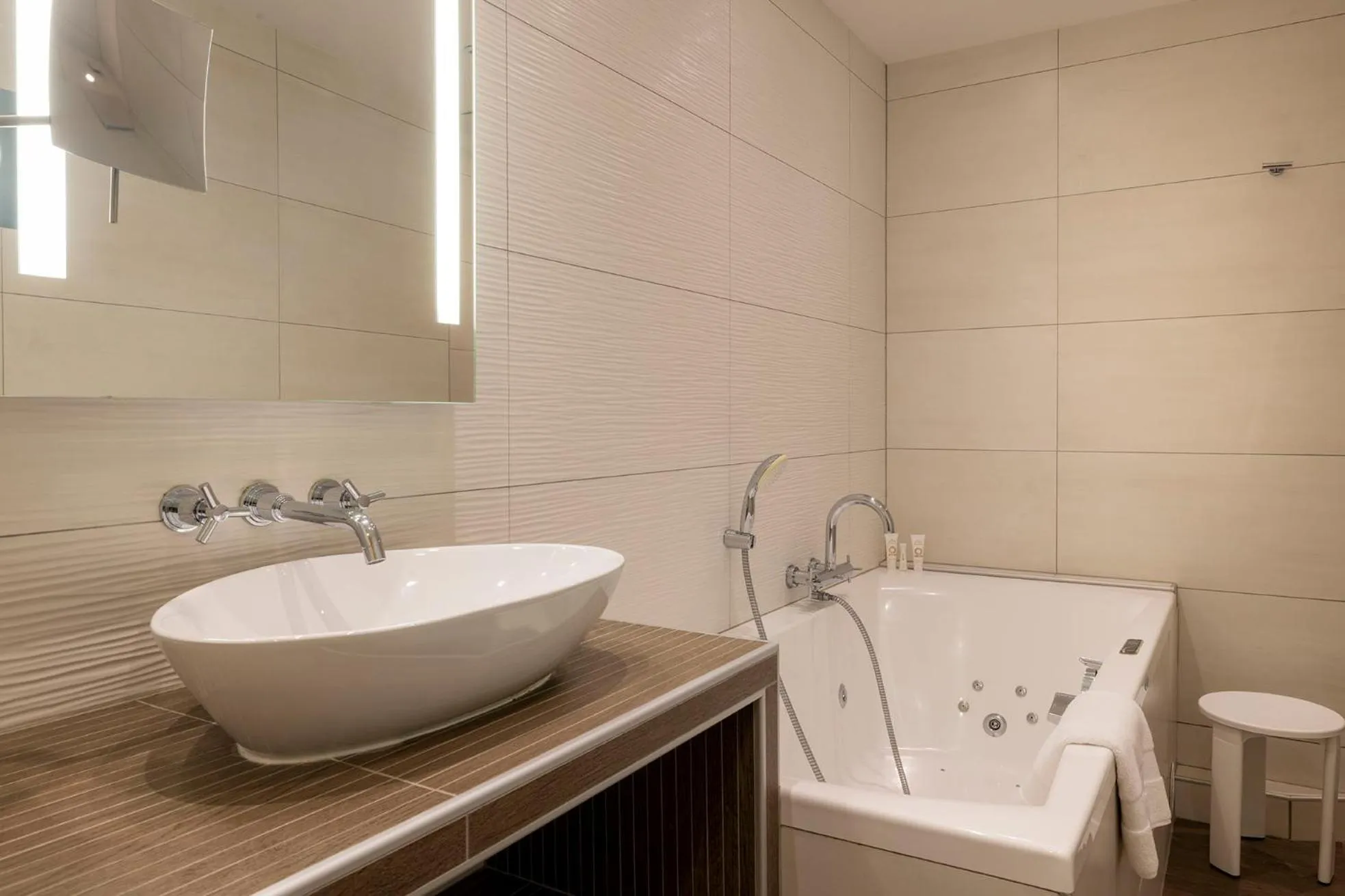 Bathroom in Hotel Restaurant Le Maréchal - Teritoria