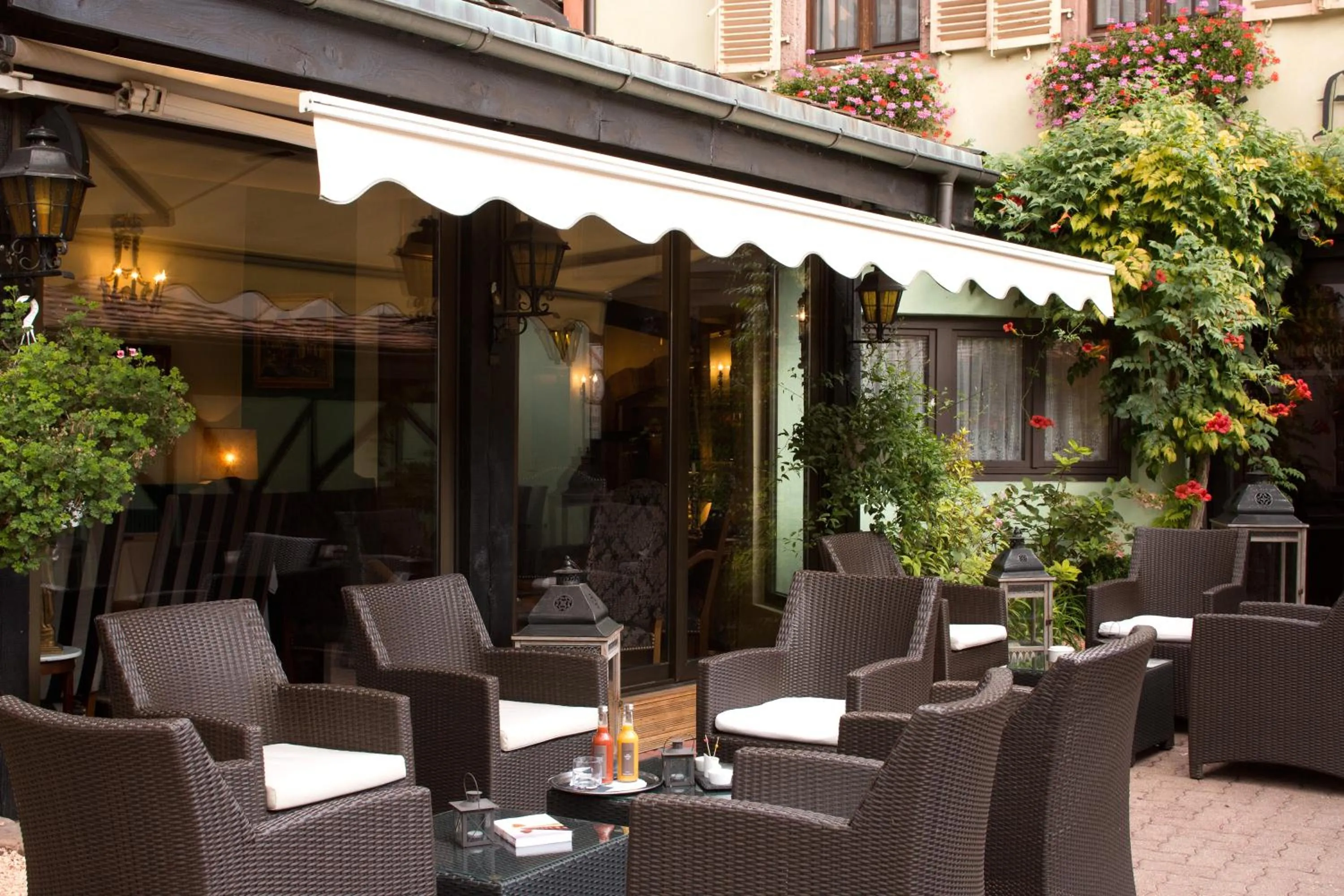 Patio in Hotel Restaurant Le Maréchal - Teritoria