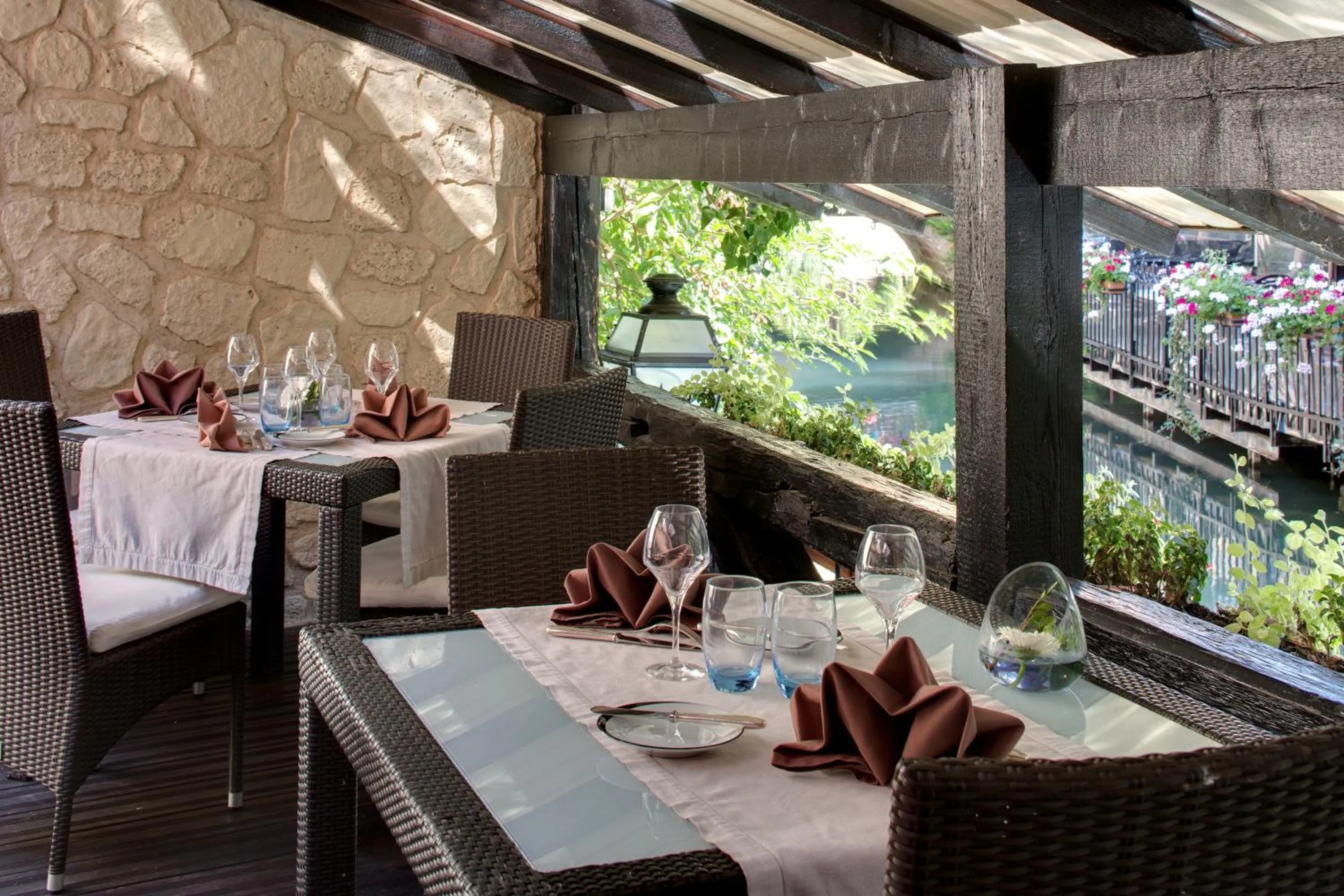 Patio in Hotel Restaurant Le Maréchal - Teritoria