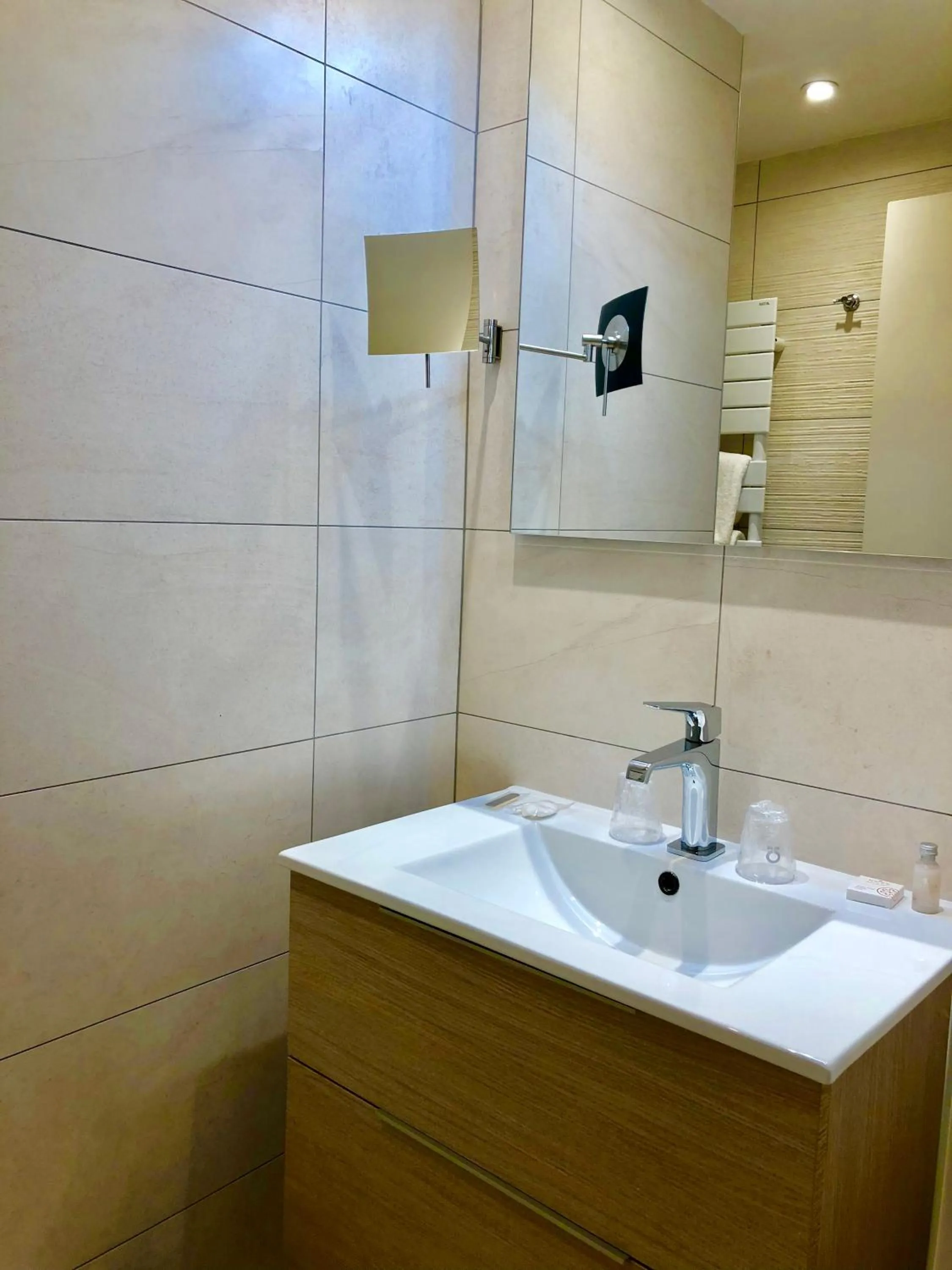 Bathroom in Hotel Restaurant Le Maréchal - Teritoria