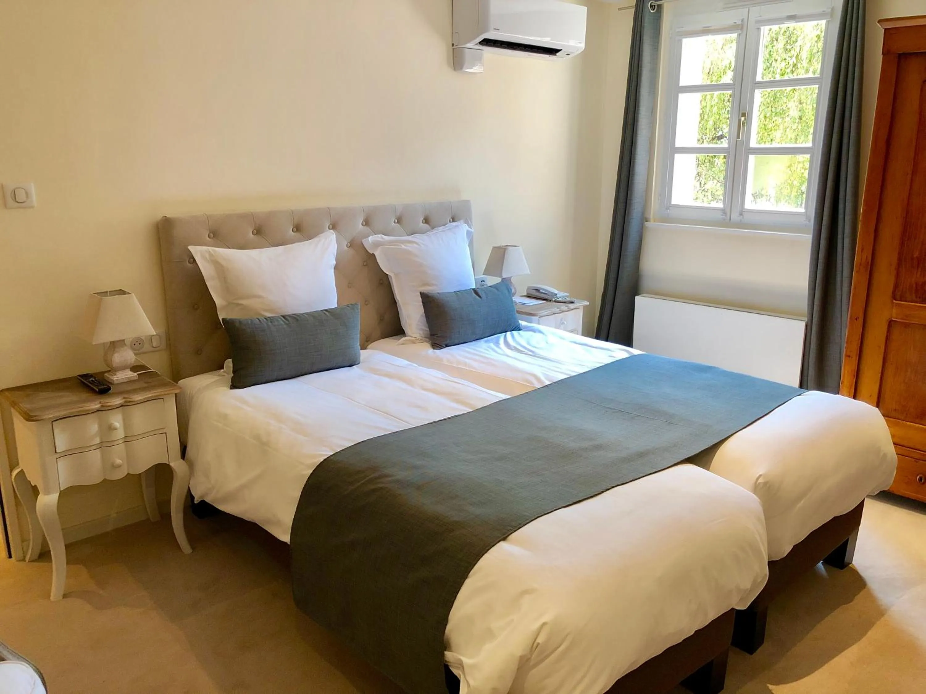 Photo of the whole room, Bed in Hotel Restaurant Le Maréchal - Teritoria