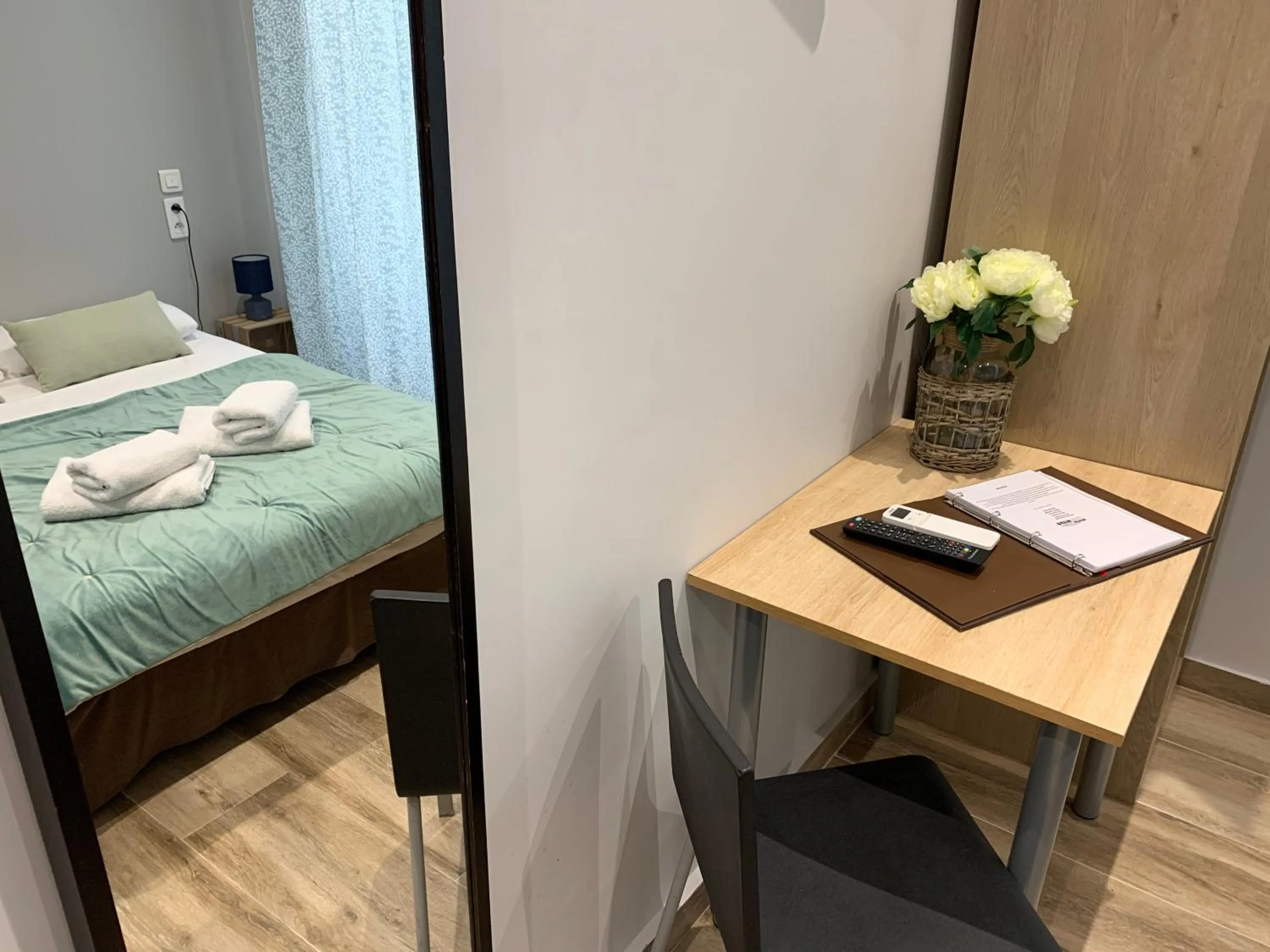 Bed in Hotel le Nice Etoile