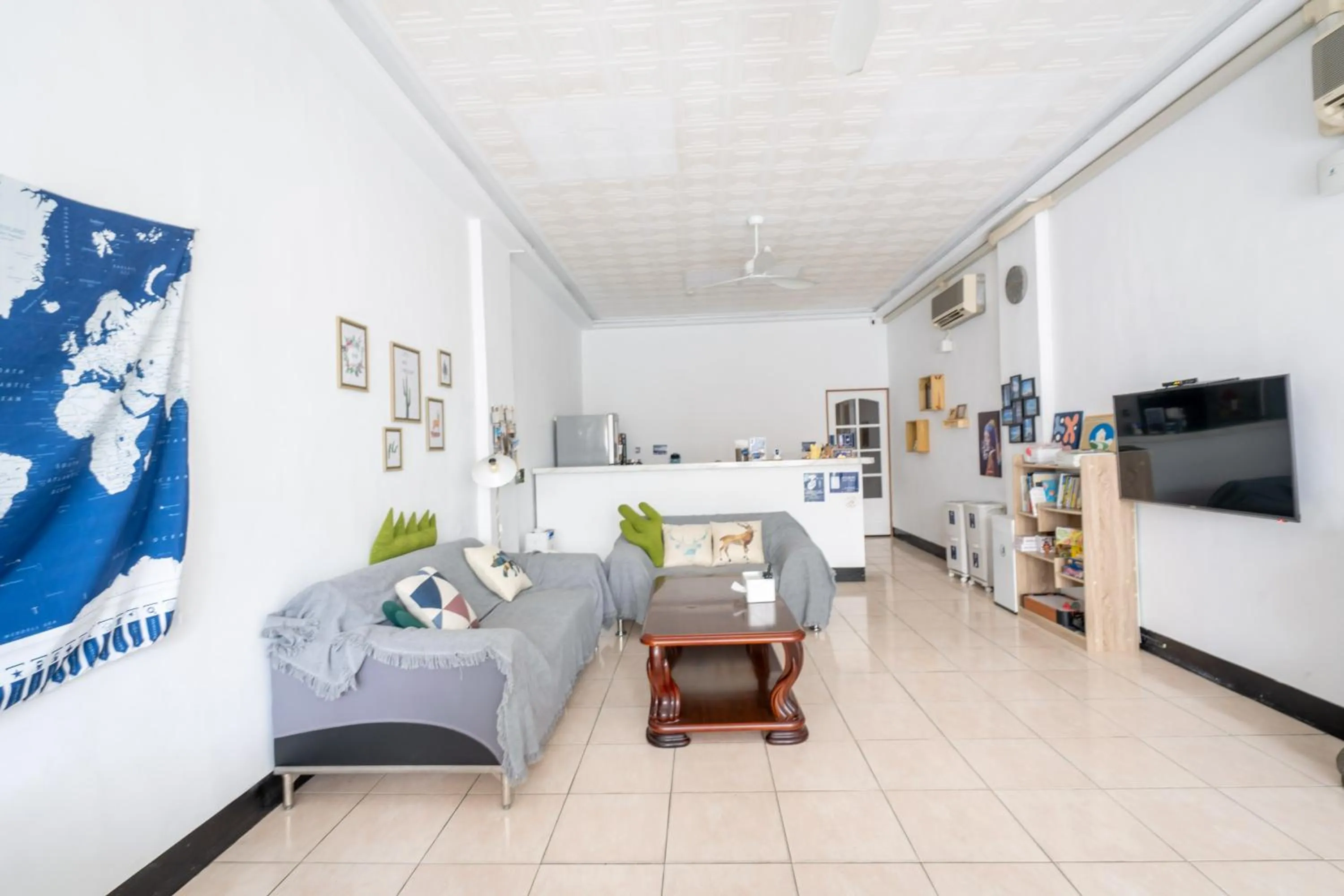 Communal lounge/ TV room in Utopia Hostel