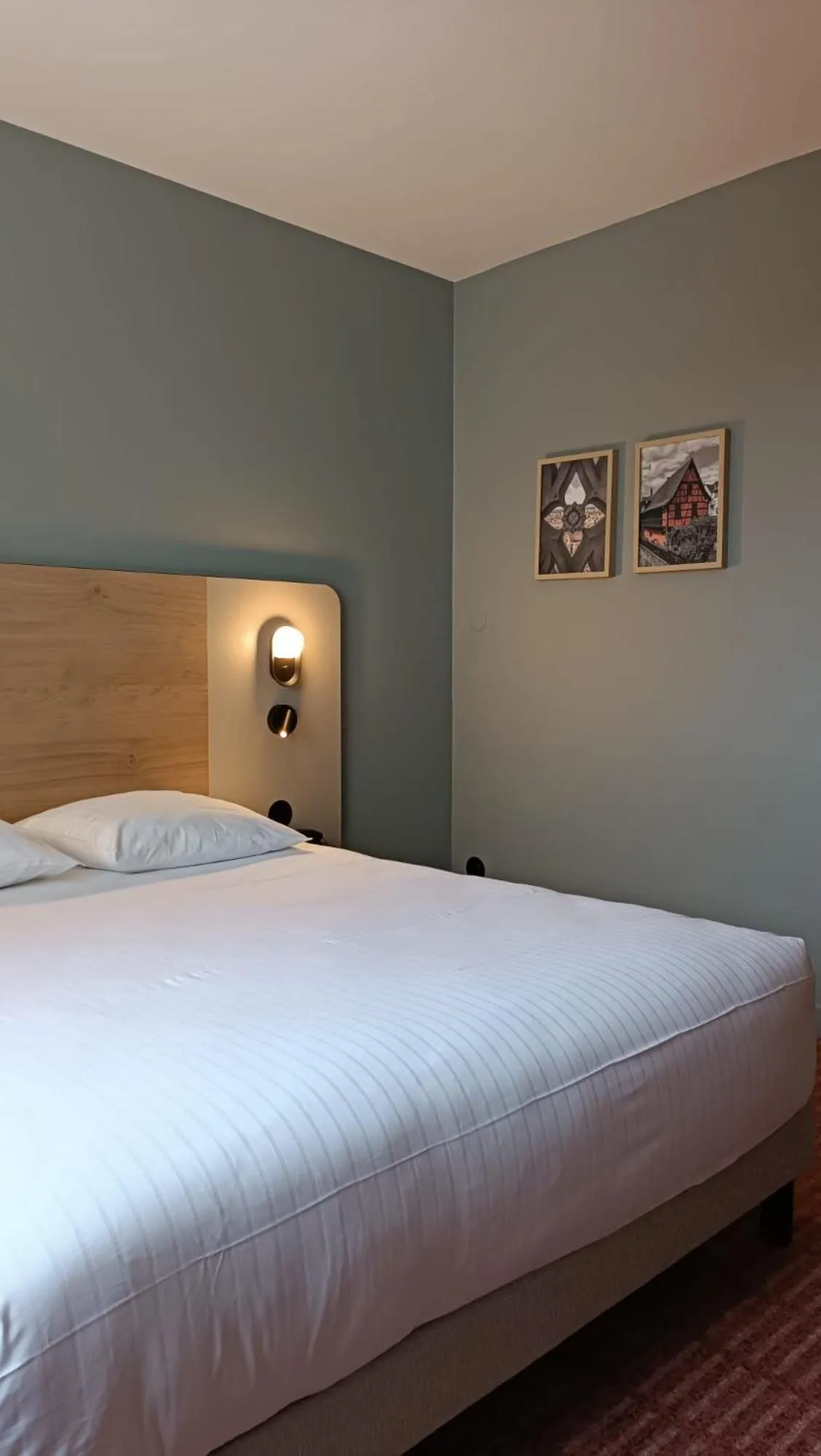 Bedroom, Bed in Logis Hotel L'Ours de Mutzig