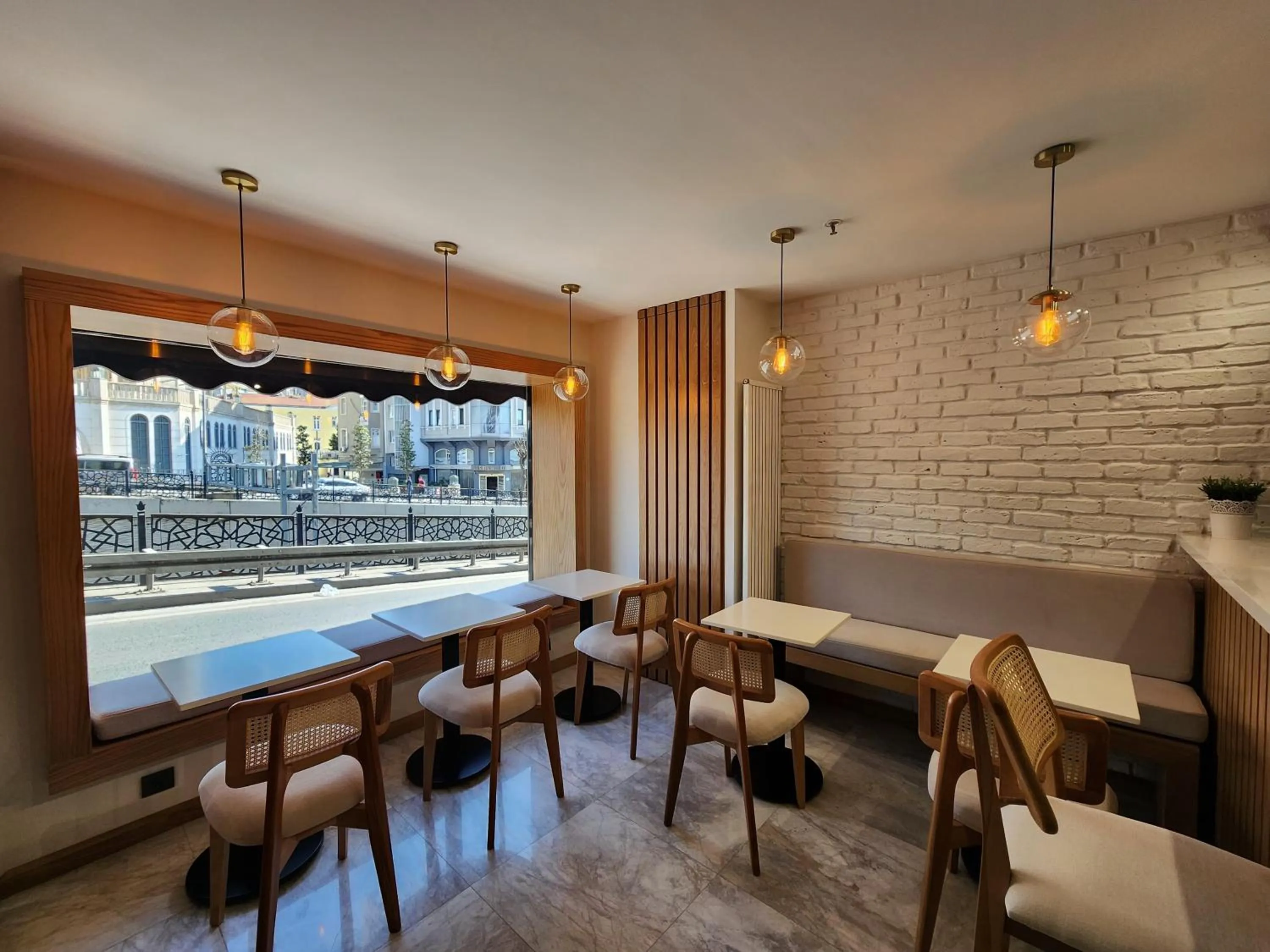 Restaurant/places to eat in Taksim Landhouse Hotel