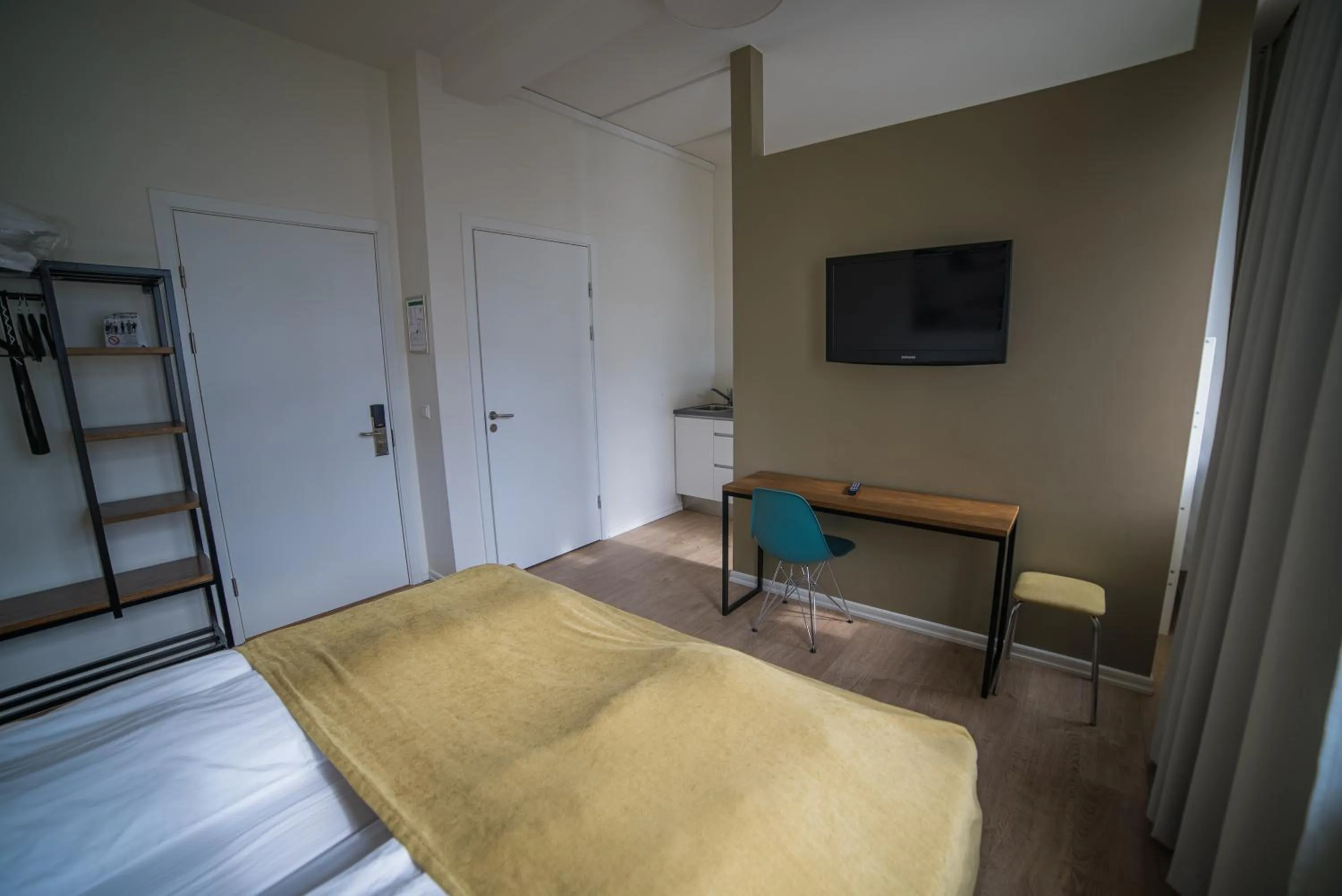 Property building, Bed in Hotel Isafjordur - Horn