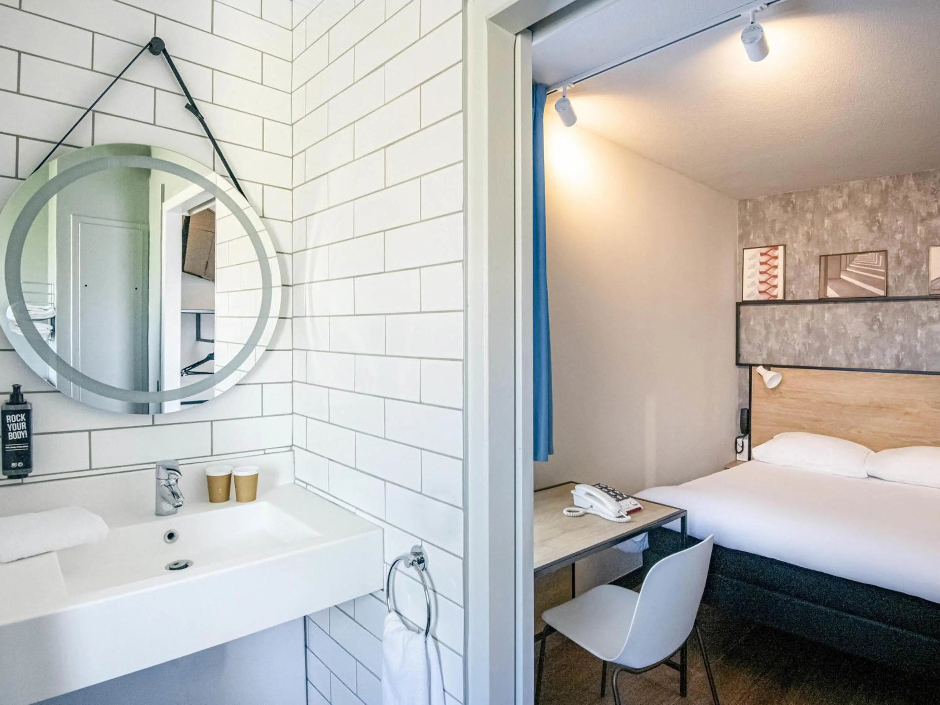 Bedroom, Bed in ibis Gap Centre