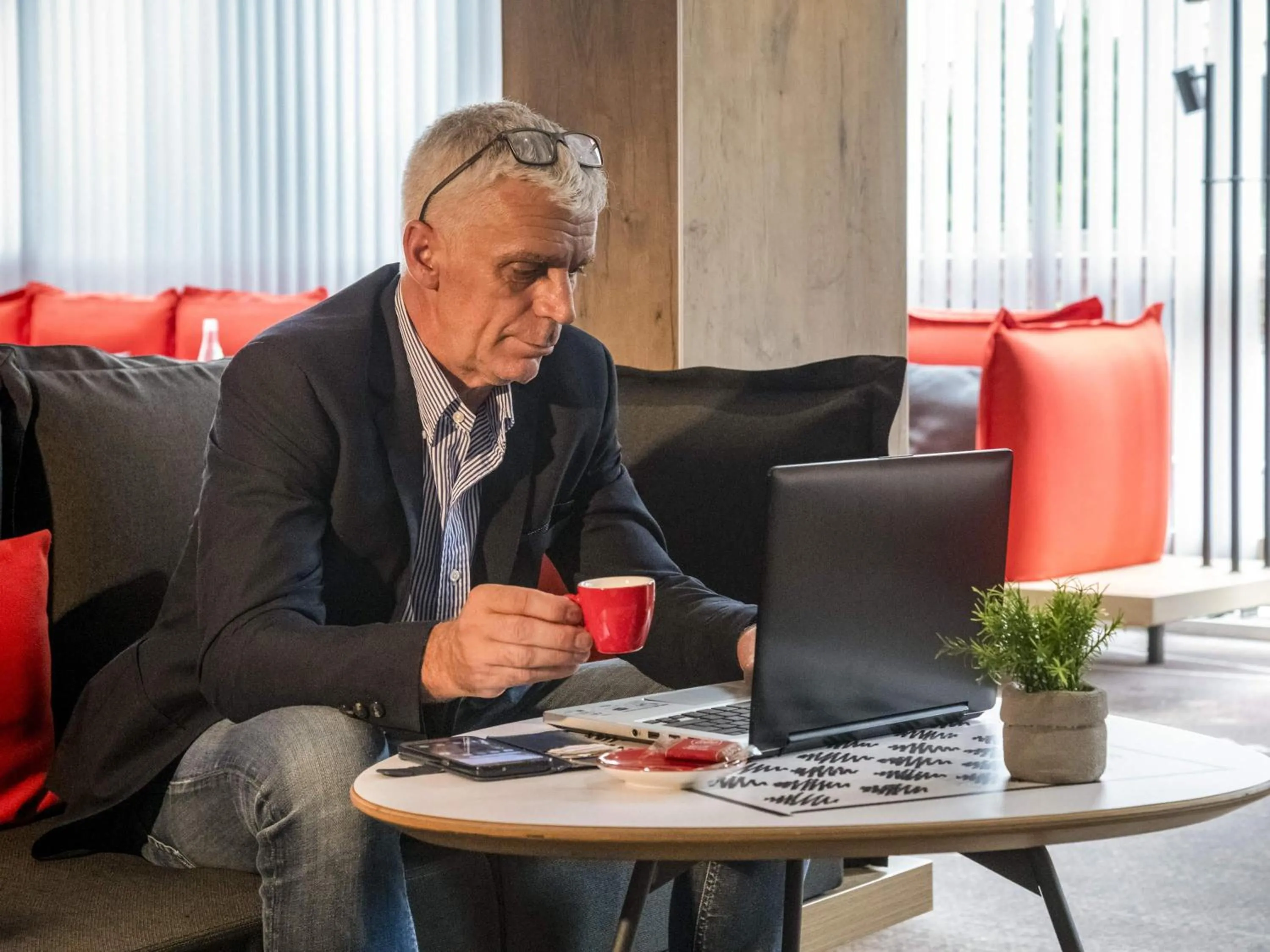 Restaurant/places to eat in ibis Gap Centre