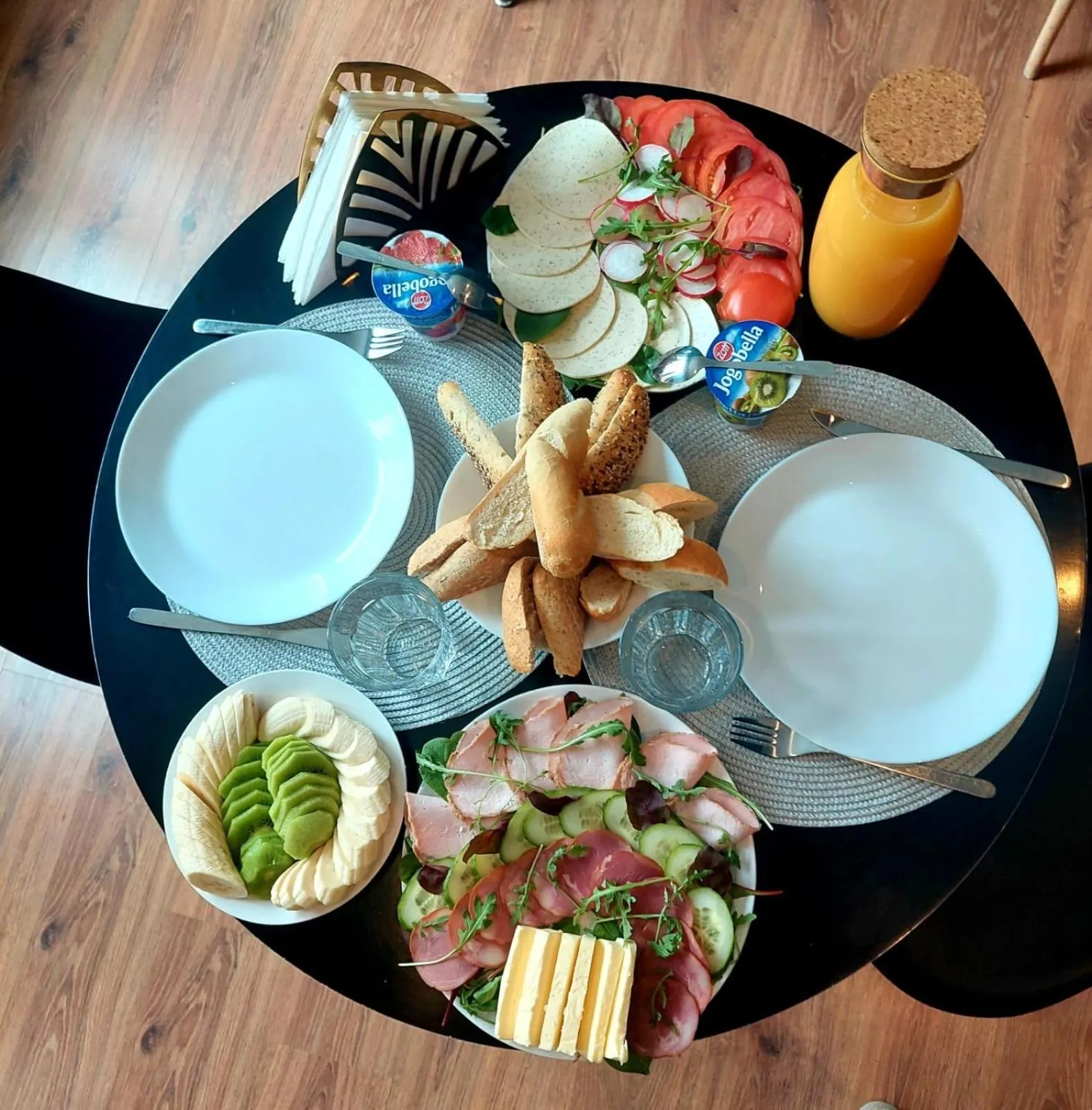 Food and drinks in Elegant Apartments