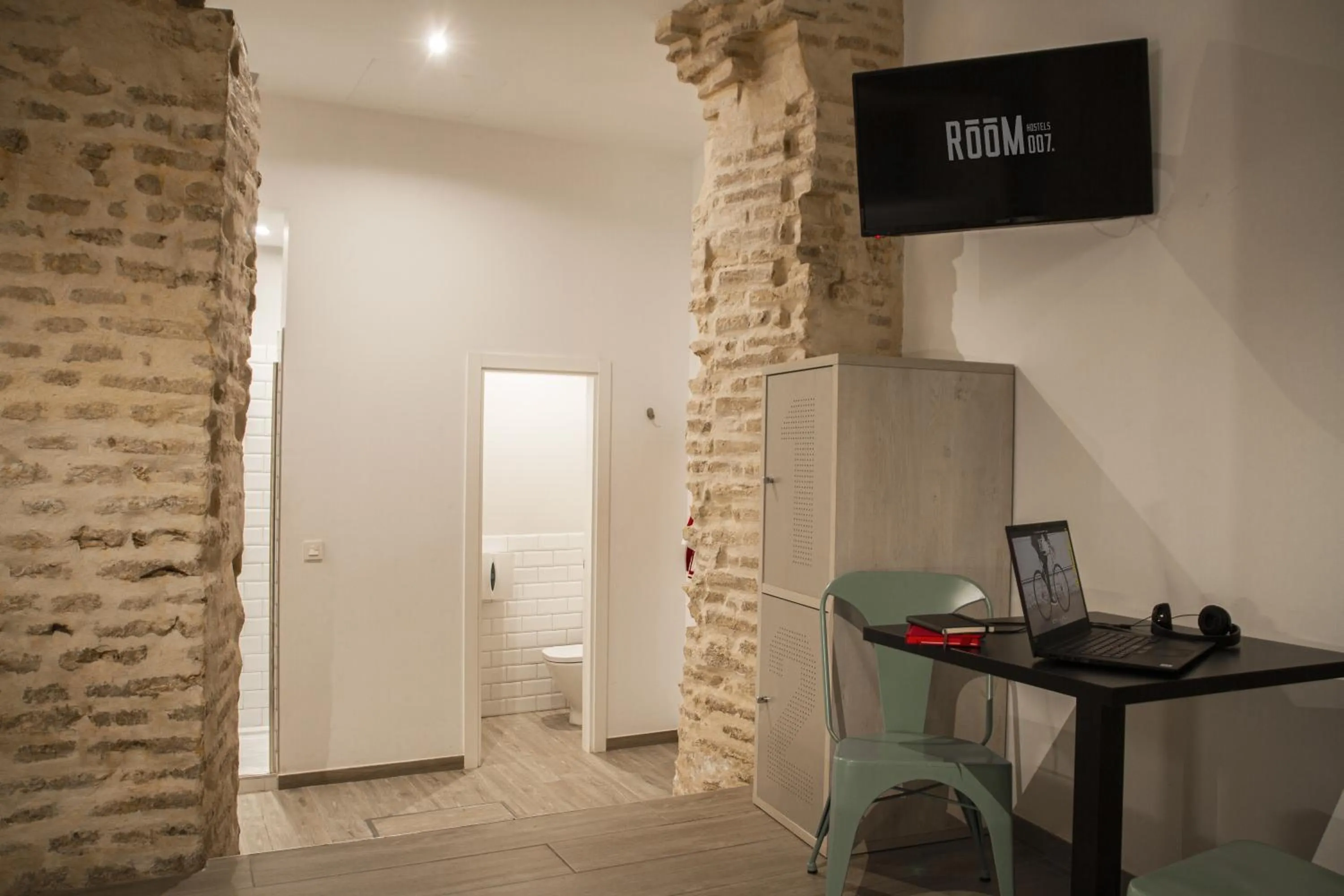 TV and multimedia in room00 Salvador Hostel