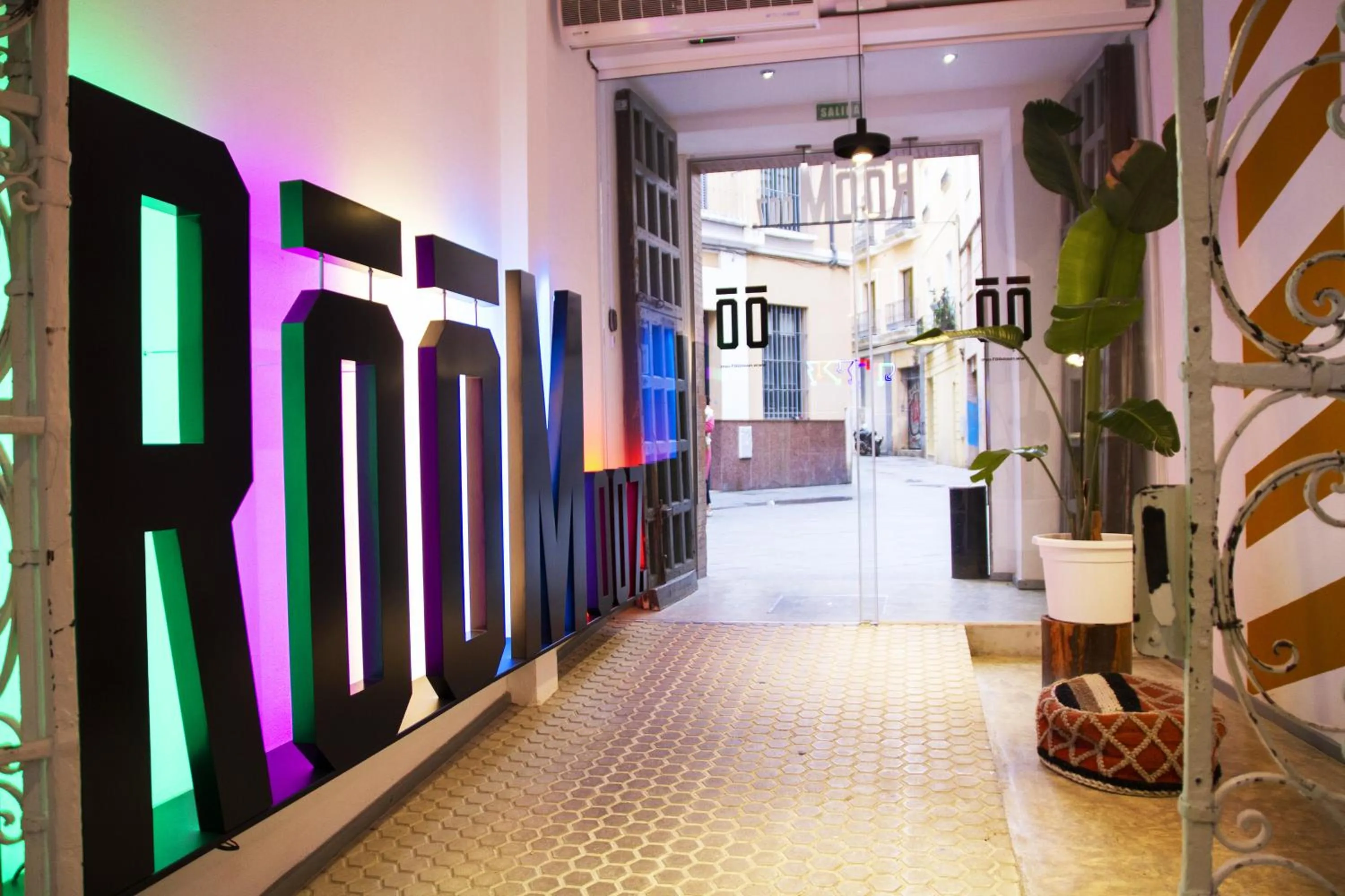 Property building in room00 Salvador Hostel