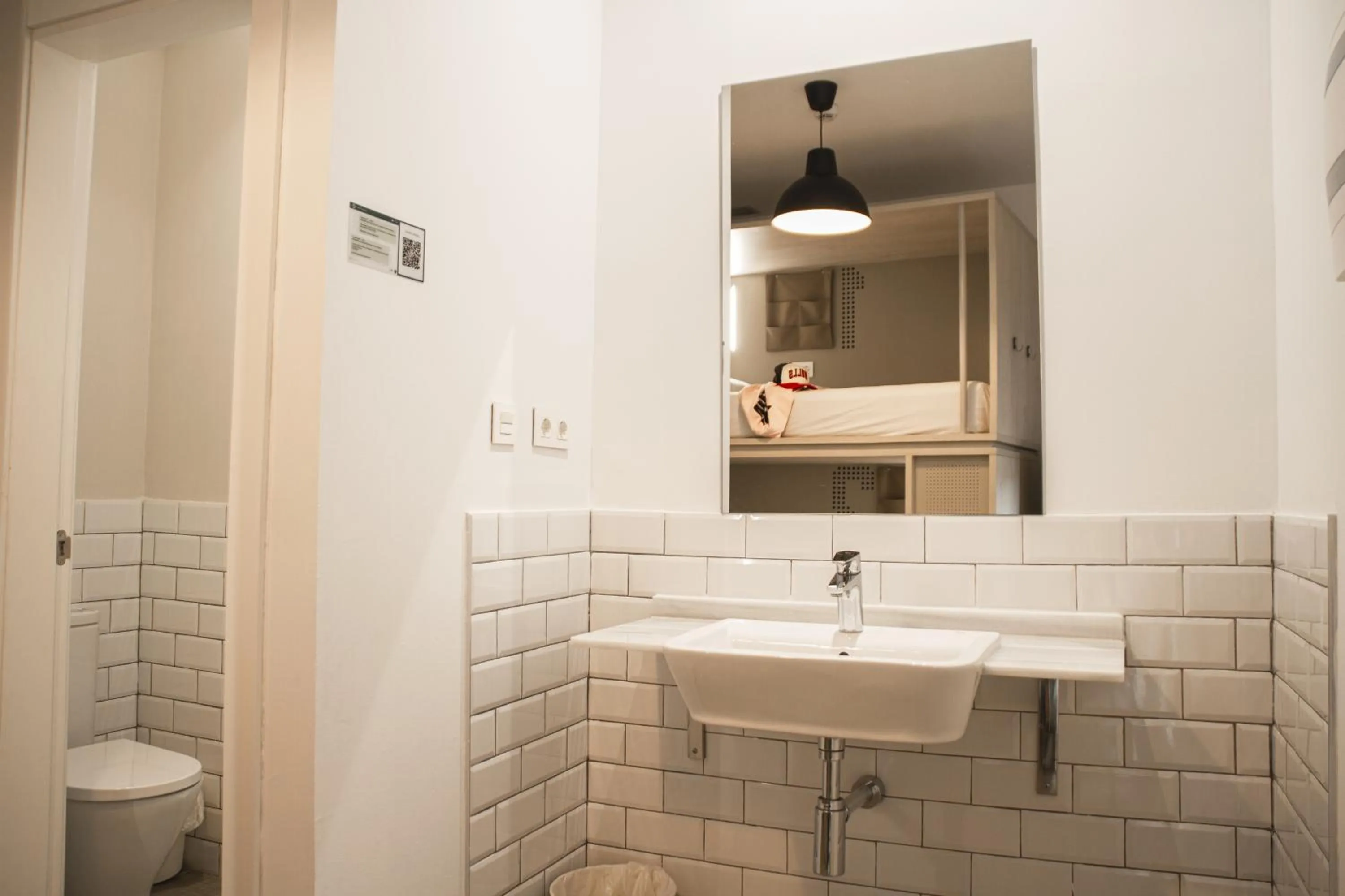 Shower in room00 Salvador Hostel