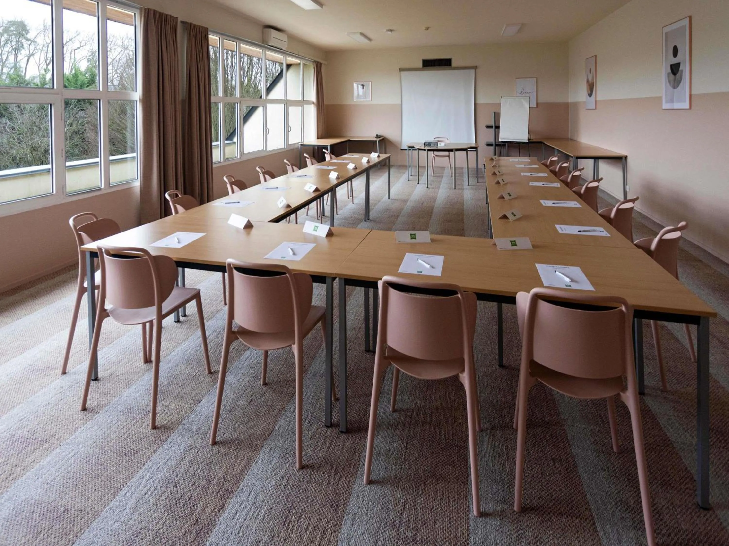 Meeting/conference room in ibis Styles Chinon
