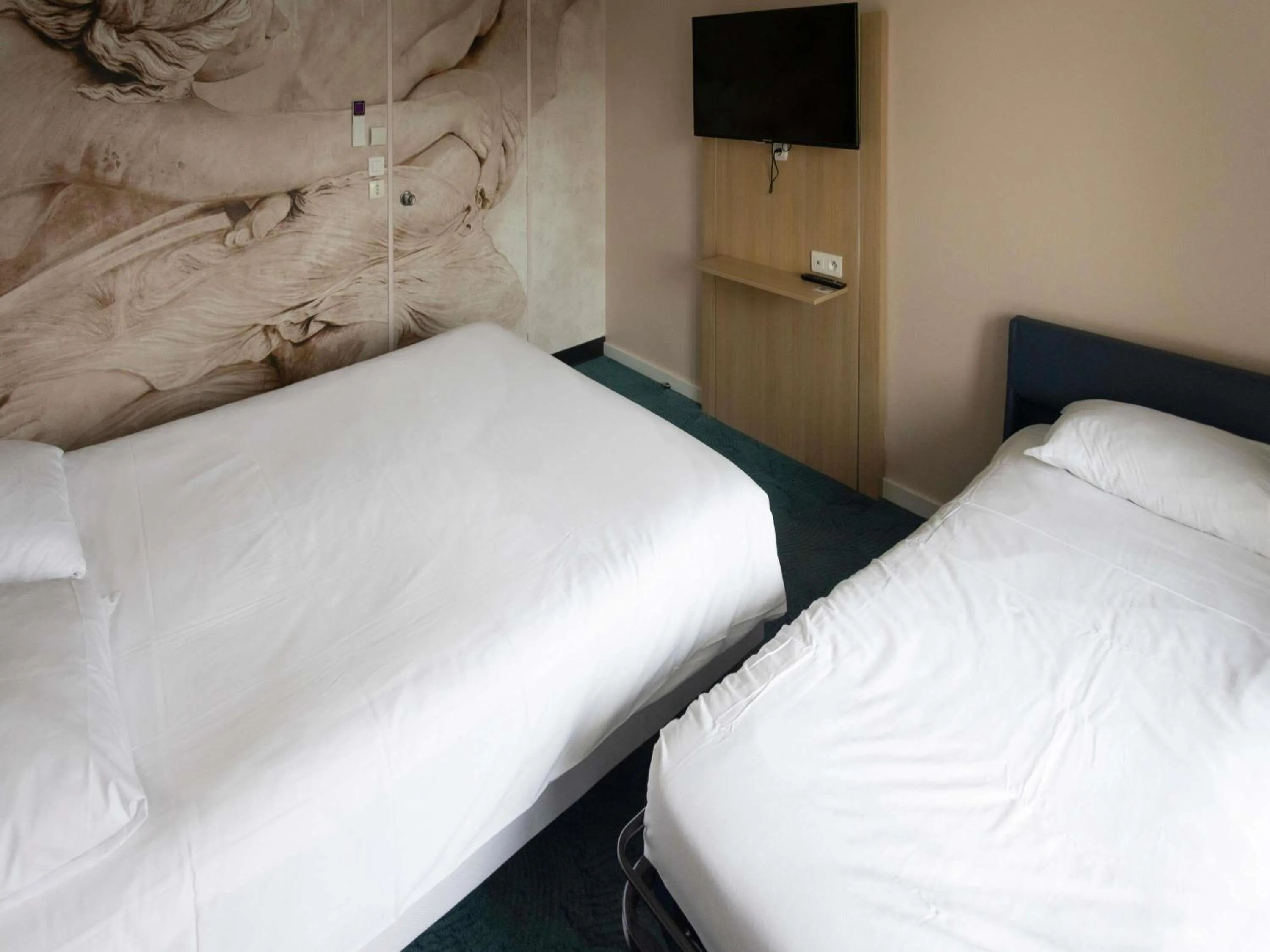 Bedroom, Bed in ibis Styles Chinon