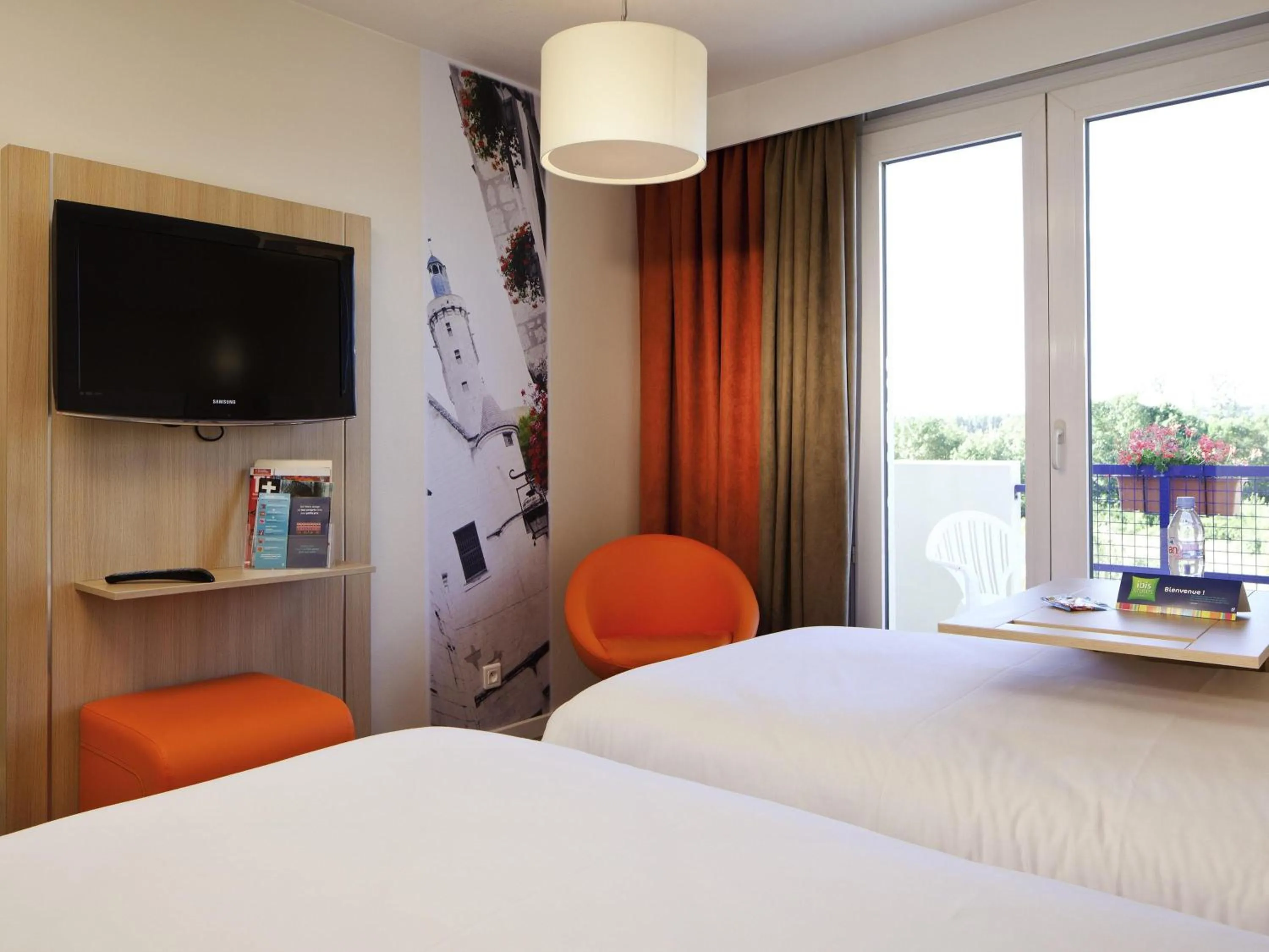 Bedroom, Bed in ibis Styles Chinon