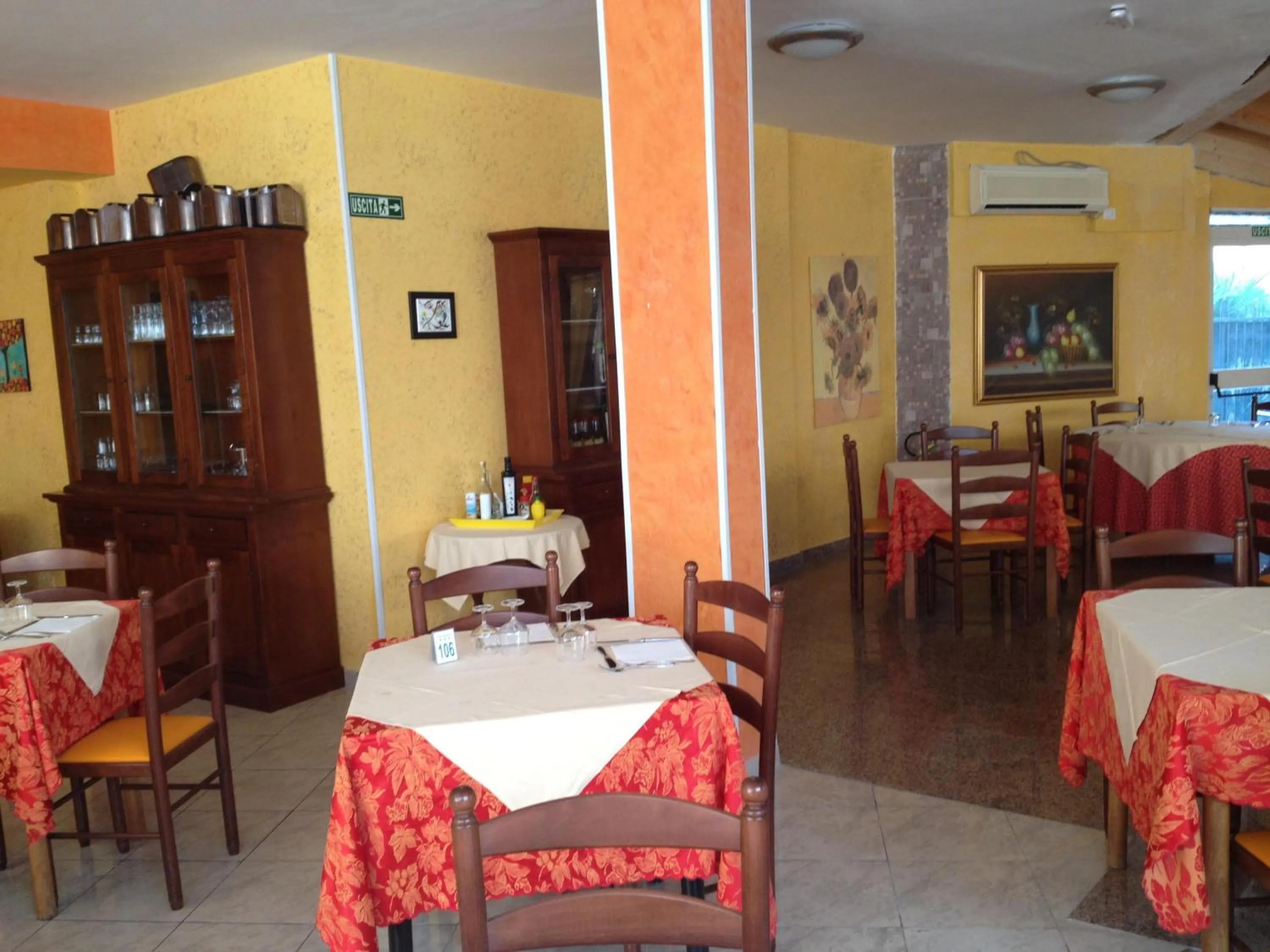 Restaurant/places to eat in Hotel Albatros